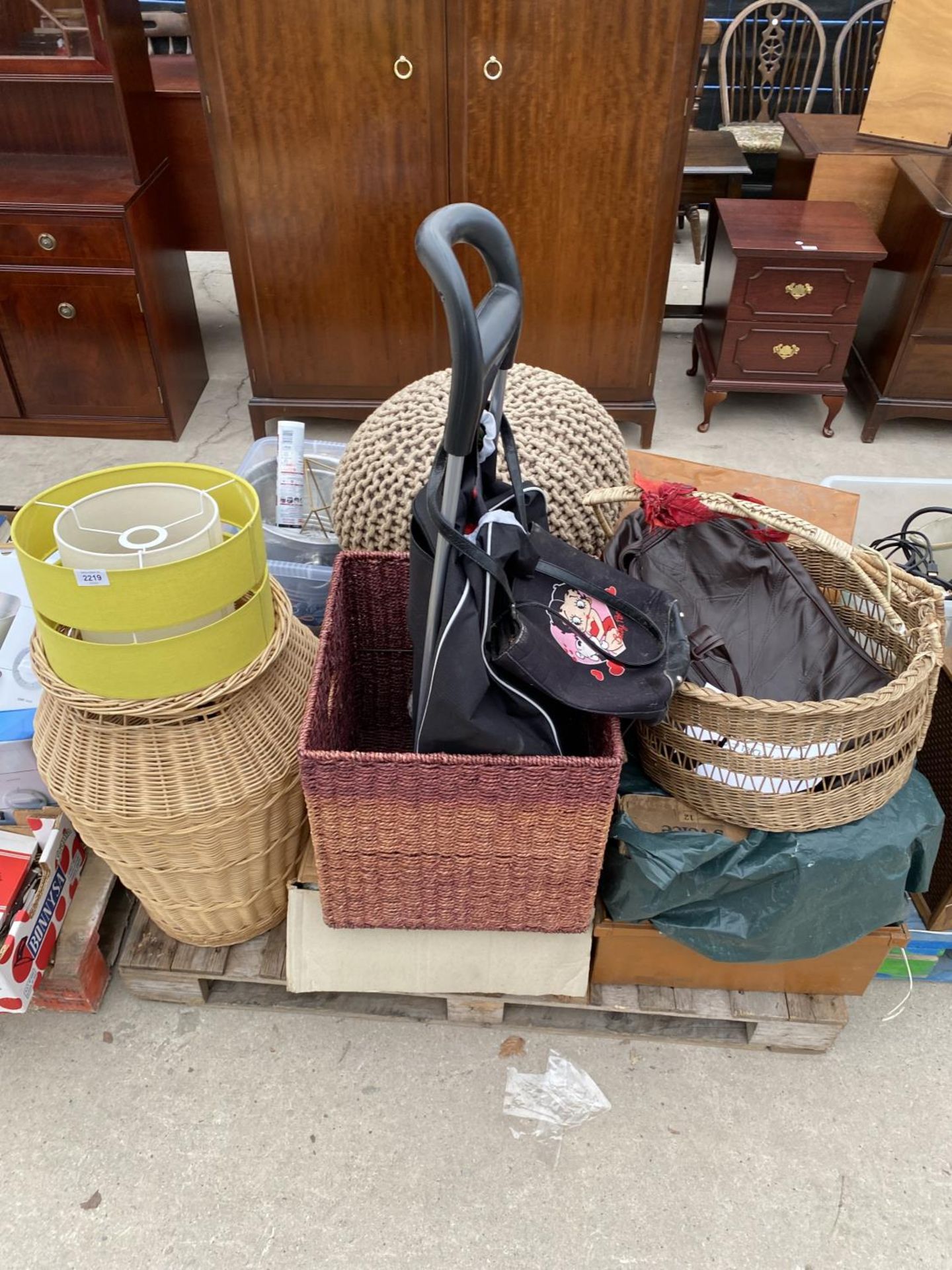 AN ASSORTMENT OF HOUSEHOLD CLEARANCE ITEMS TO INCLUDE BASKETS AND BAGS ETC