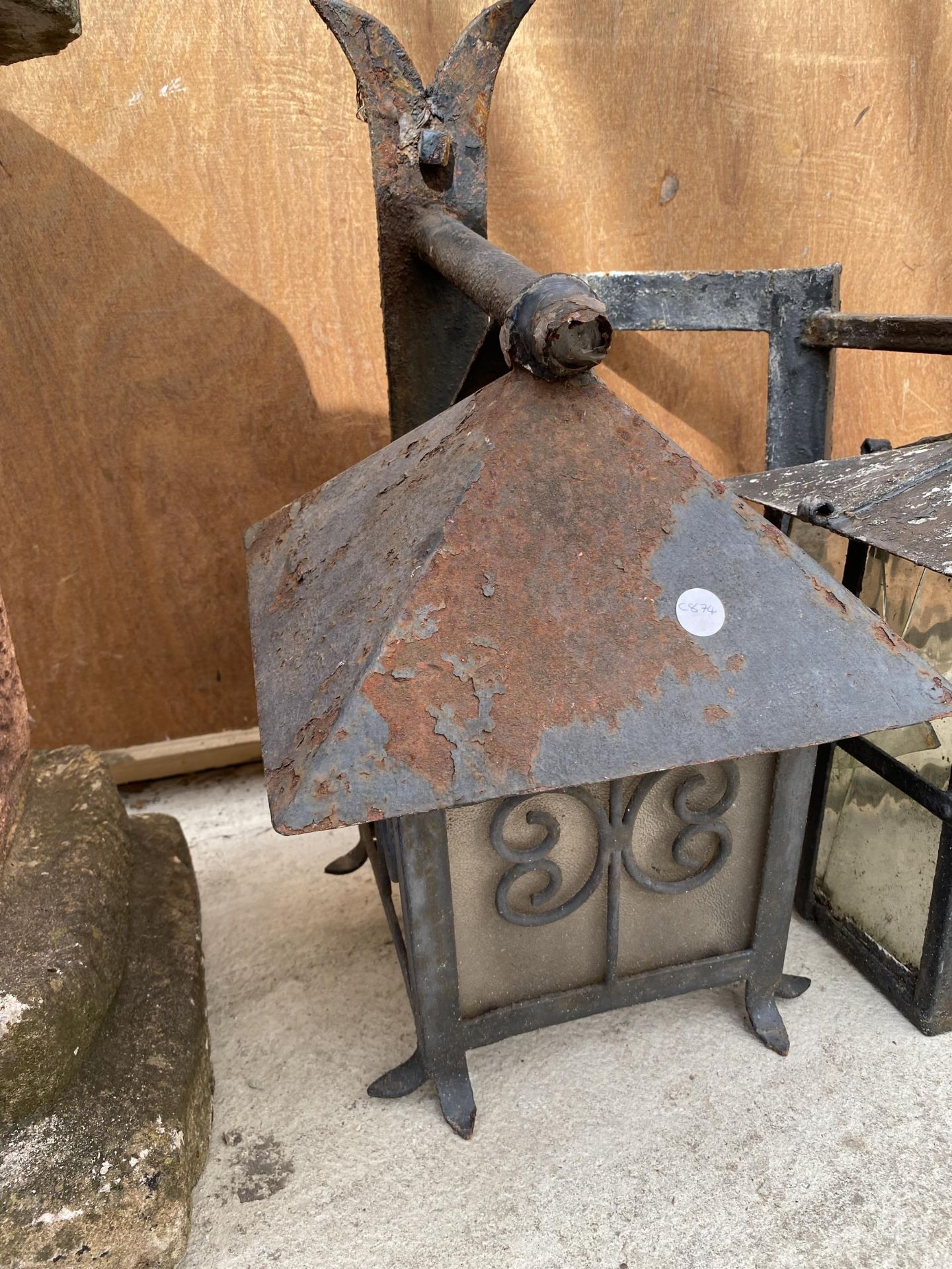 TWO VINTAGE COURTYARD LIGHT FITTINGS - Image 3 of 4