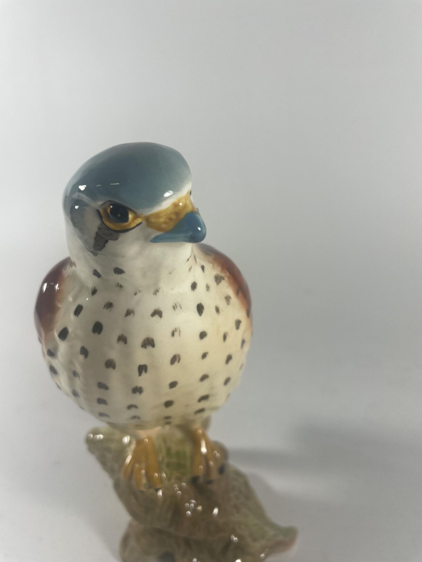 A BESWICK NO.2316 KESTREL BIRD FIGURE - Image 3 of 5