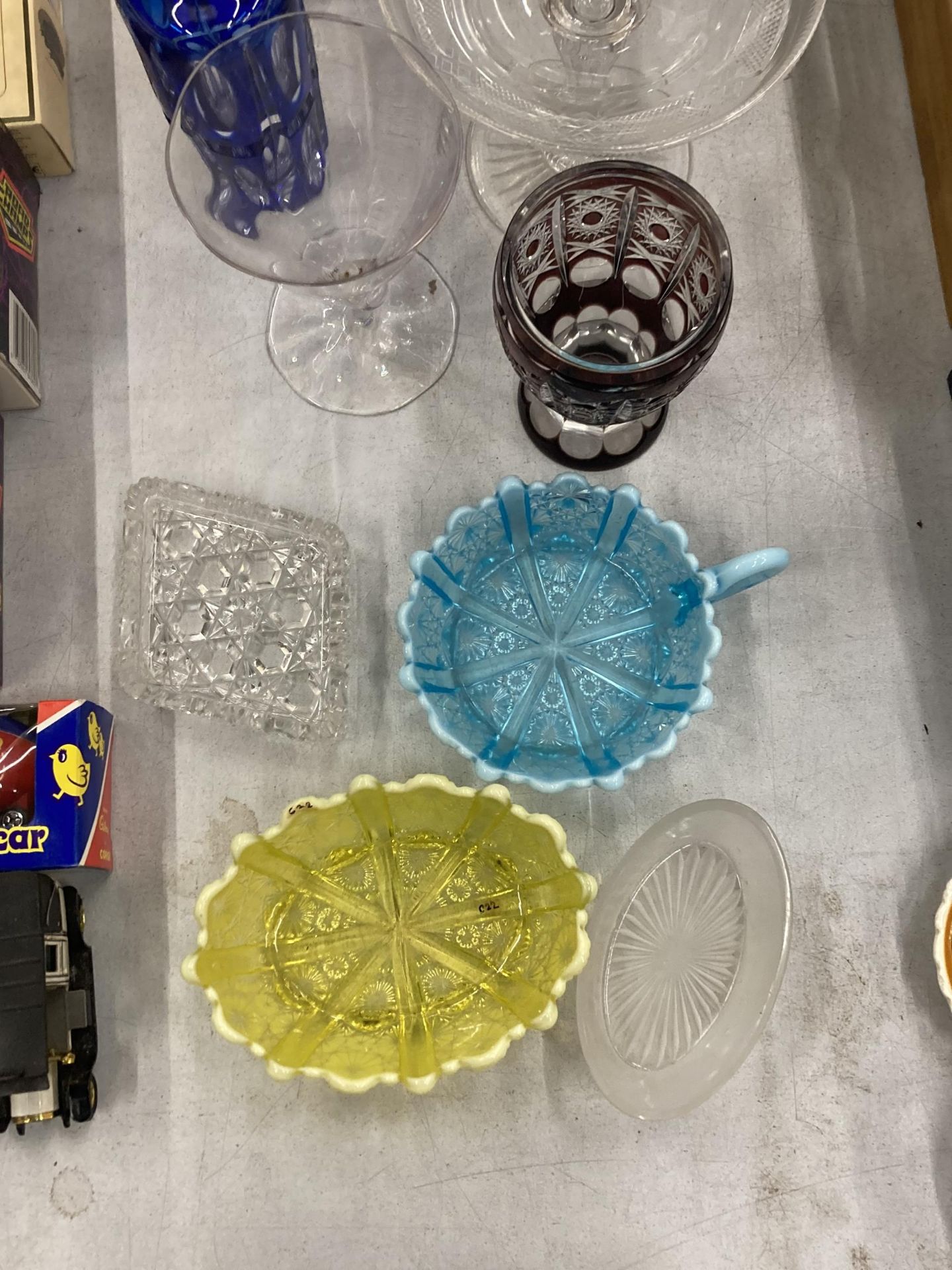 A QUANTITY OF GLASSWARE TO INCLUDE A TAZA DISH, VASES, BOWLS, GLASSES, ETC - Bild 2 aus 5