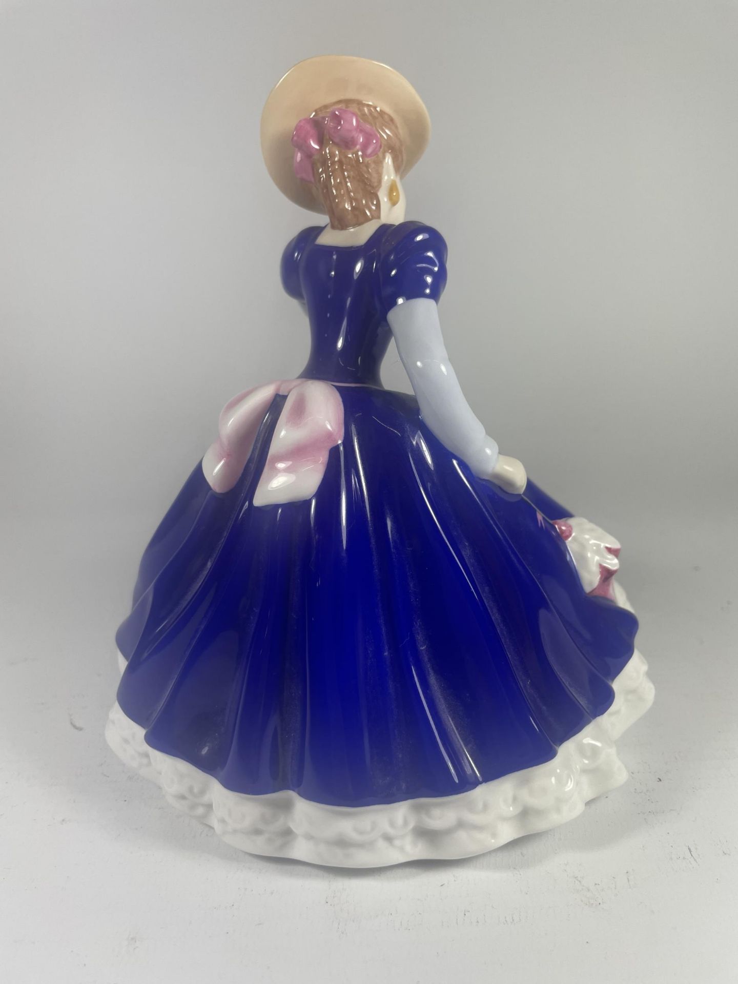 A ROYAL DOULTON FIGURE OF THE YEAR 2006 MARY FIGURE - Image 3 of 5