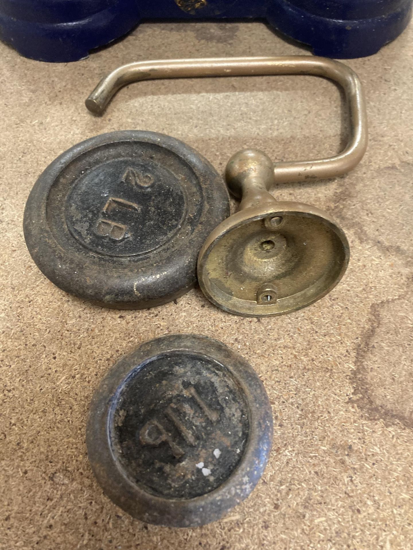 A VINTAGE SET OF SCALES WITH BRASS PANS AND WEIGHTS - Image 2 of 4