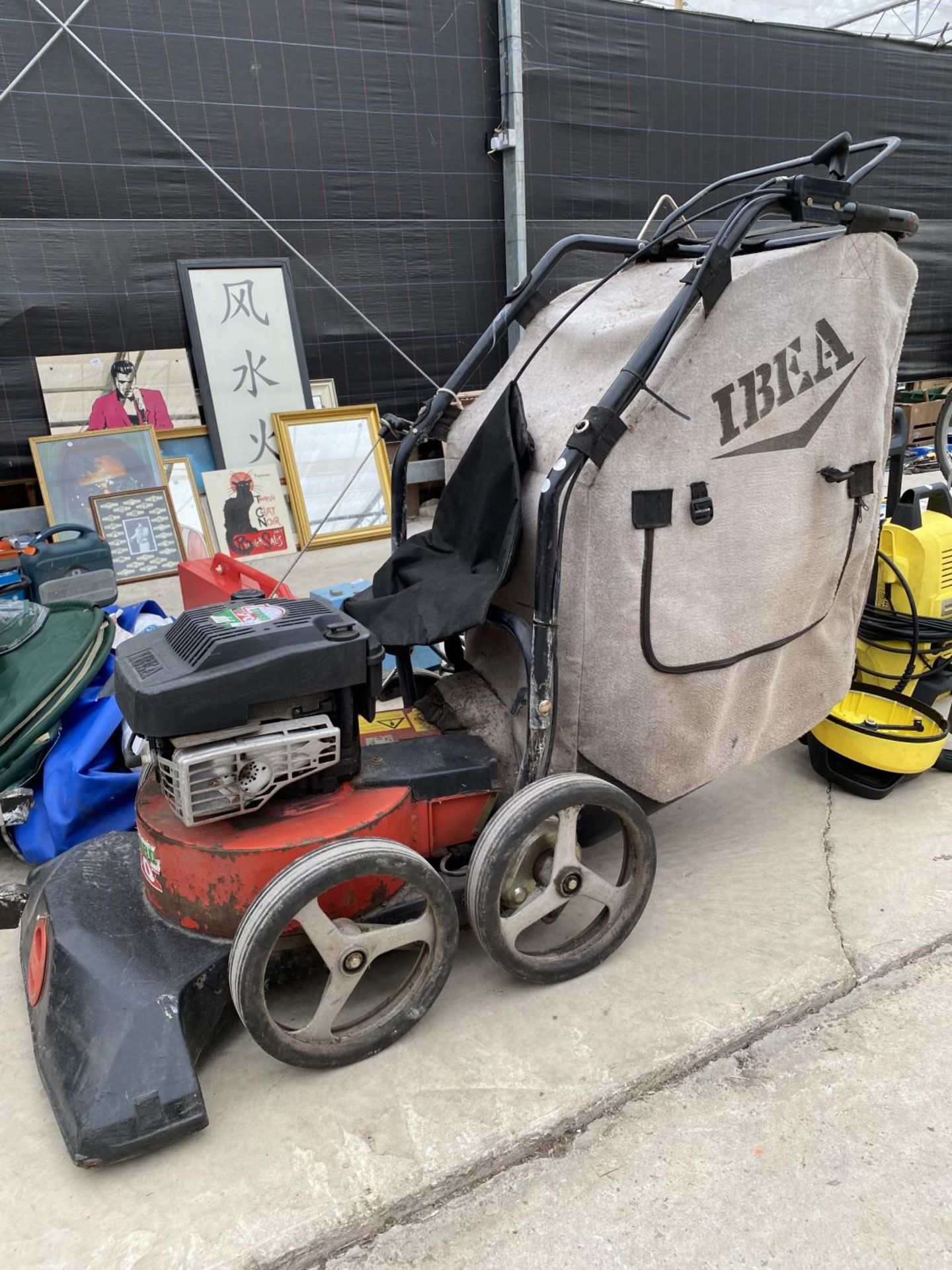 AN IBEA TURBO 70 MOTORISED LEAF HOOVER - Image 2 of 2