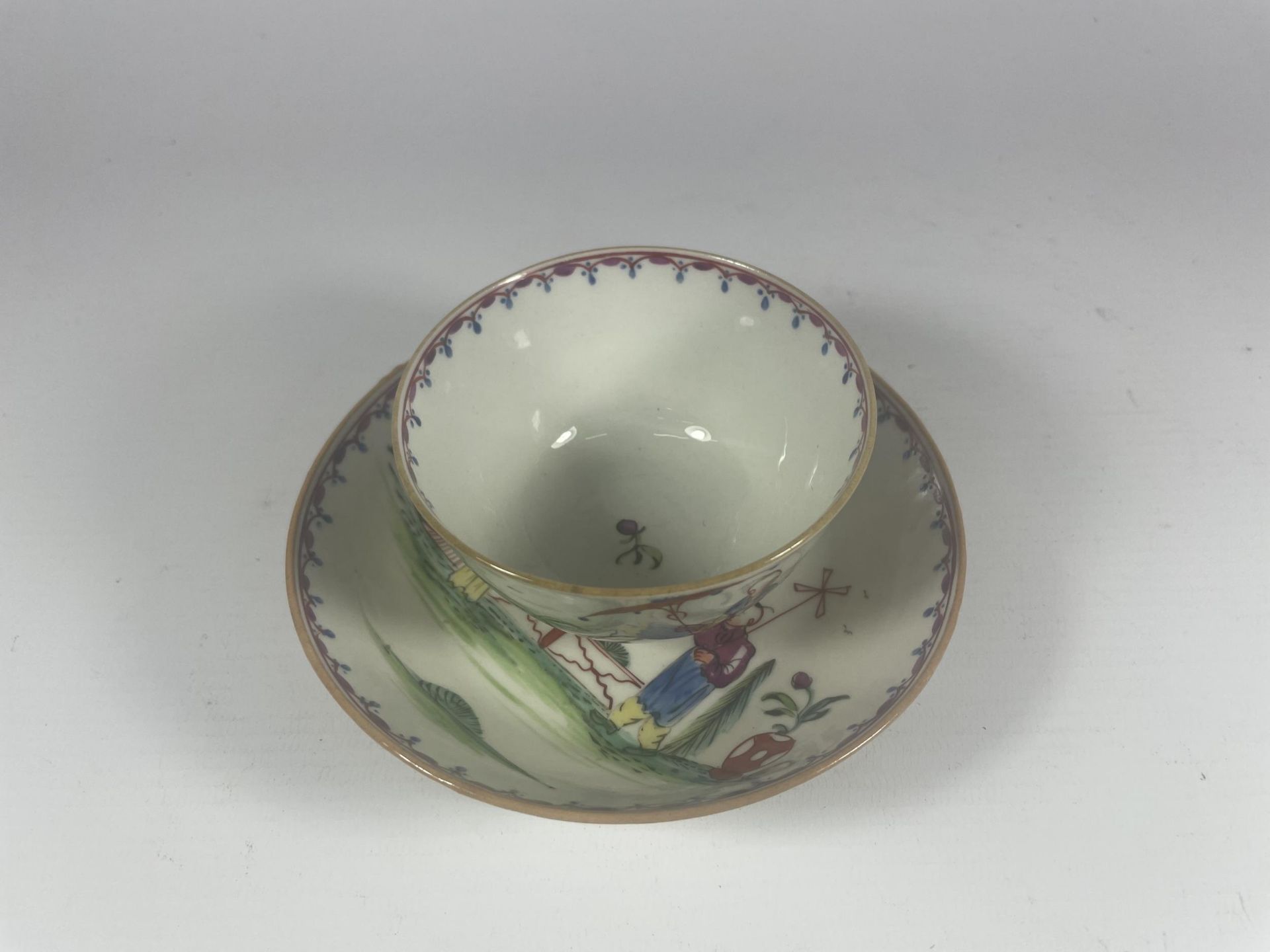 A 19TH CENTURY ENGLISH PORCELAIN TEA BOWL & SAUCER DEPICTING AN ORIENTAL SCENE - Image 2 of 4