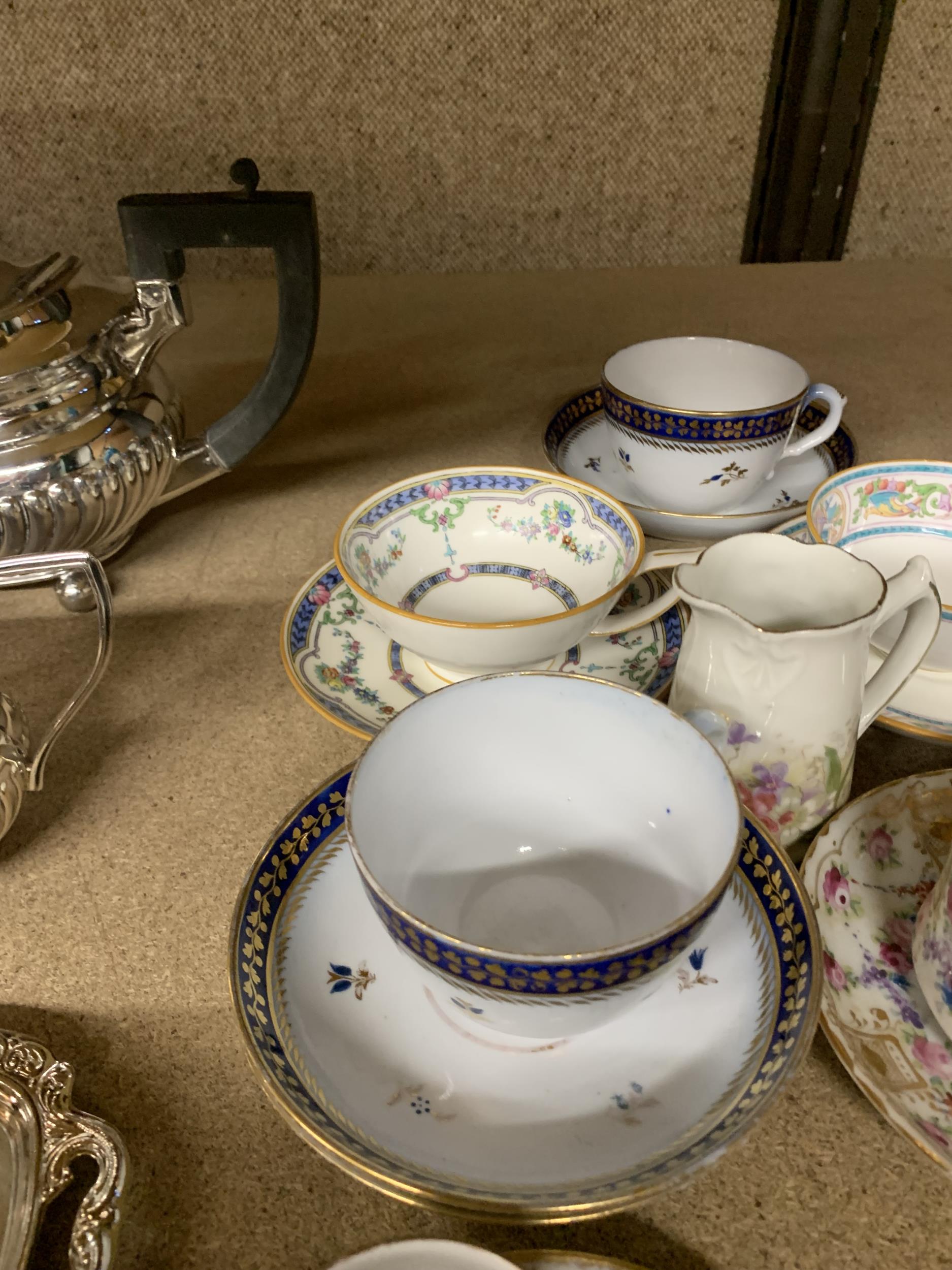 A QUANTITY OF CUPS AND SAUCERS TO INCLUDE LIMOGES AND MINTON - Image 5 of 7