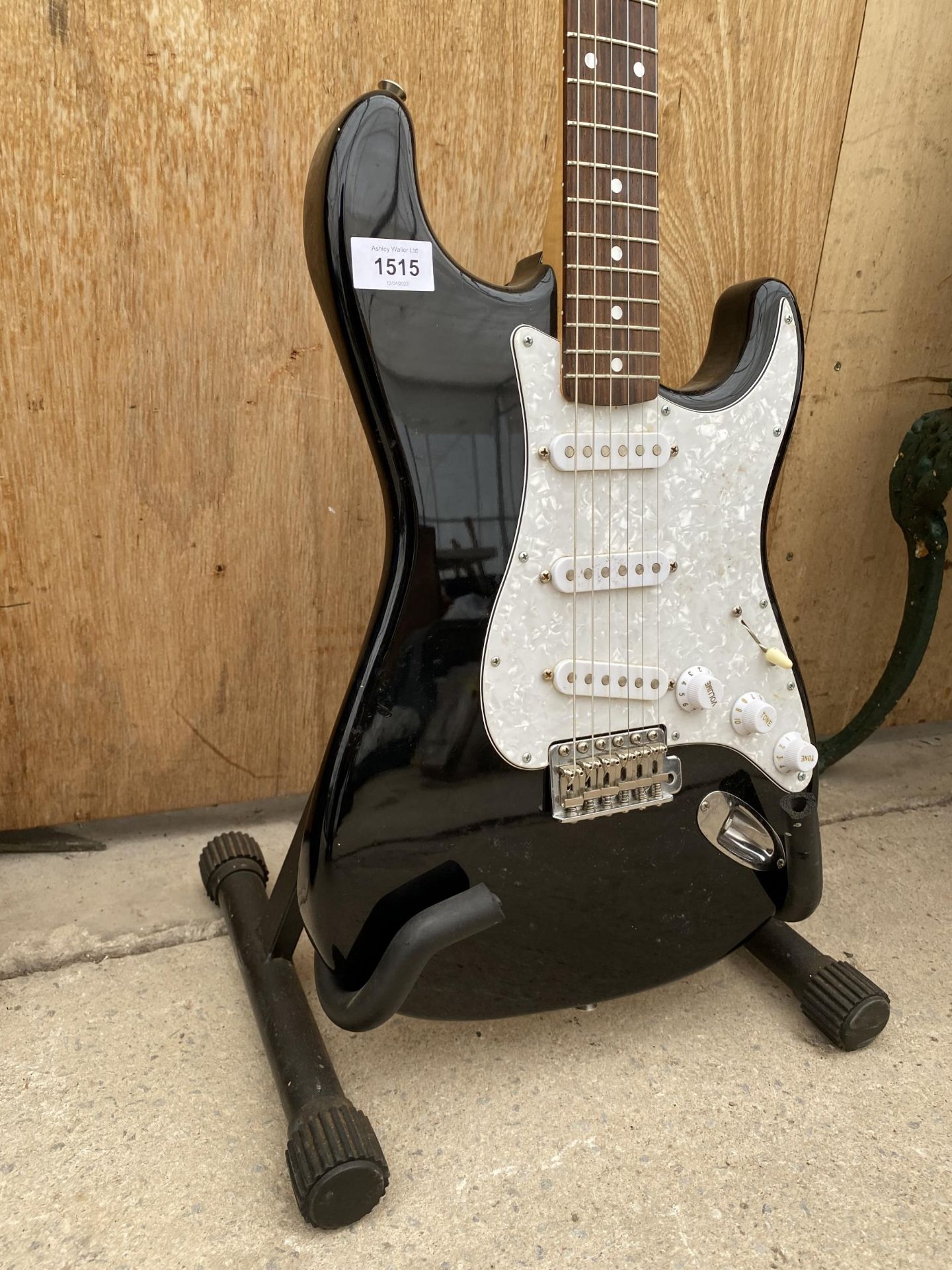A BLACK SQUIRE STRATOCASTER BY FENDER ELECTRIC GUITAR (SERIAL NUMBER: N006099) - Image 2 of 4