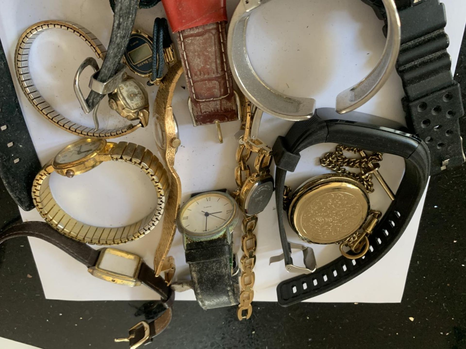 A LARGE COLLECTION OF WATCHES AND WATCH PARTS - Image 2 of 4