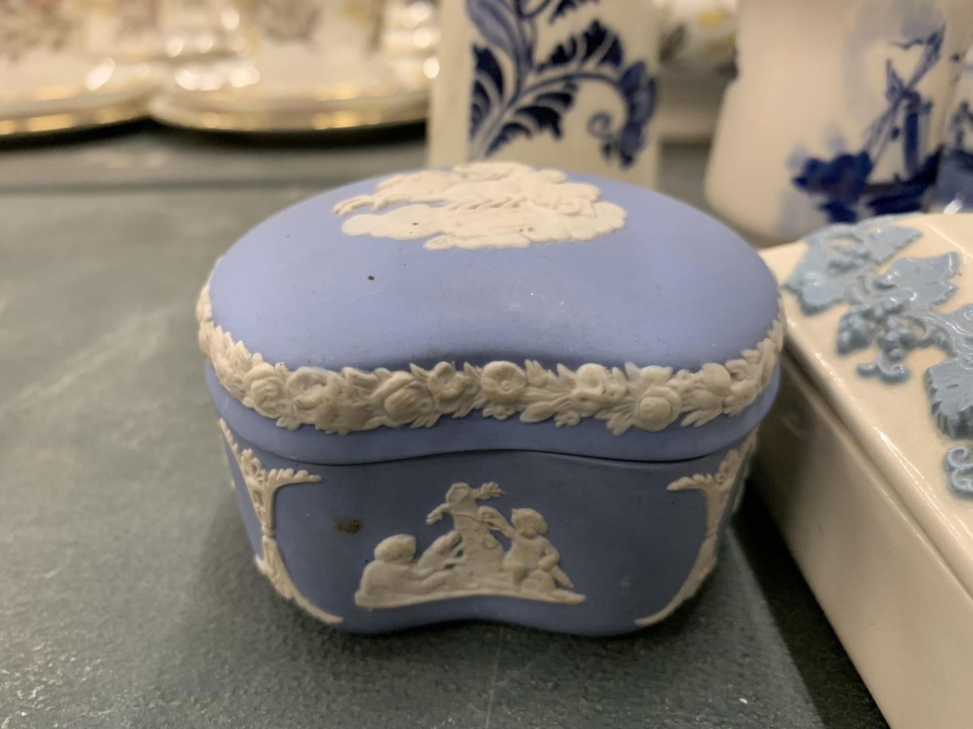THREE PIECES OF DELFT BLUE AND WHITE POTTERY PLUS TWO PIECES OF WEDGWOOD - Image 2 of 6