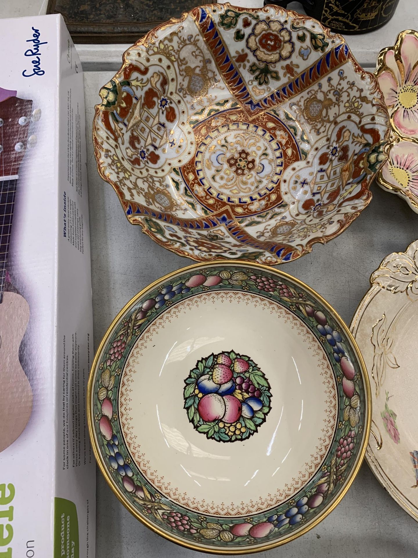 FIVE LARGE CERAMIC BOWLS TO INCLUDE MINTON 'ROTIQUE', KENSINGTON, ETC - Image 6 of 7