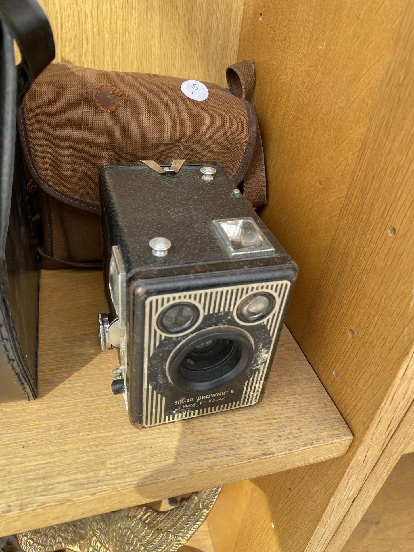 THREE VINTAGE CAMERAS TO INCLUDE A CONWAY AND A BROWNIE ETC - Image 2 of 4