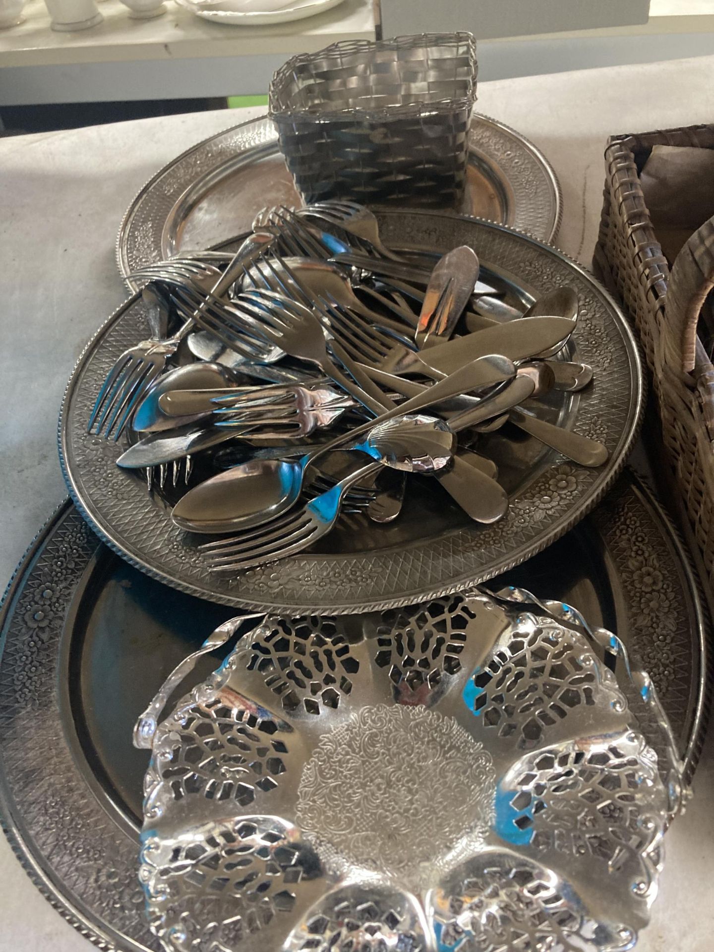 A QUANTITY OF VINTAGE FLATWARE IN A BASKET, PLUS THREE SILVER PLATED TRAYS, ETC - Image 3 of 6