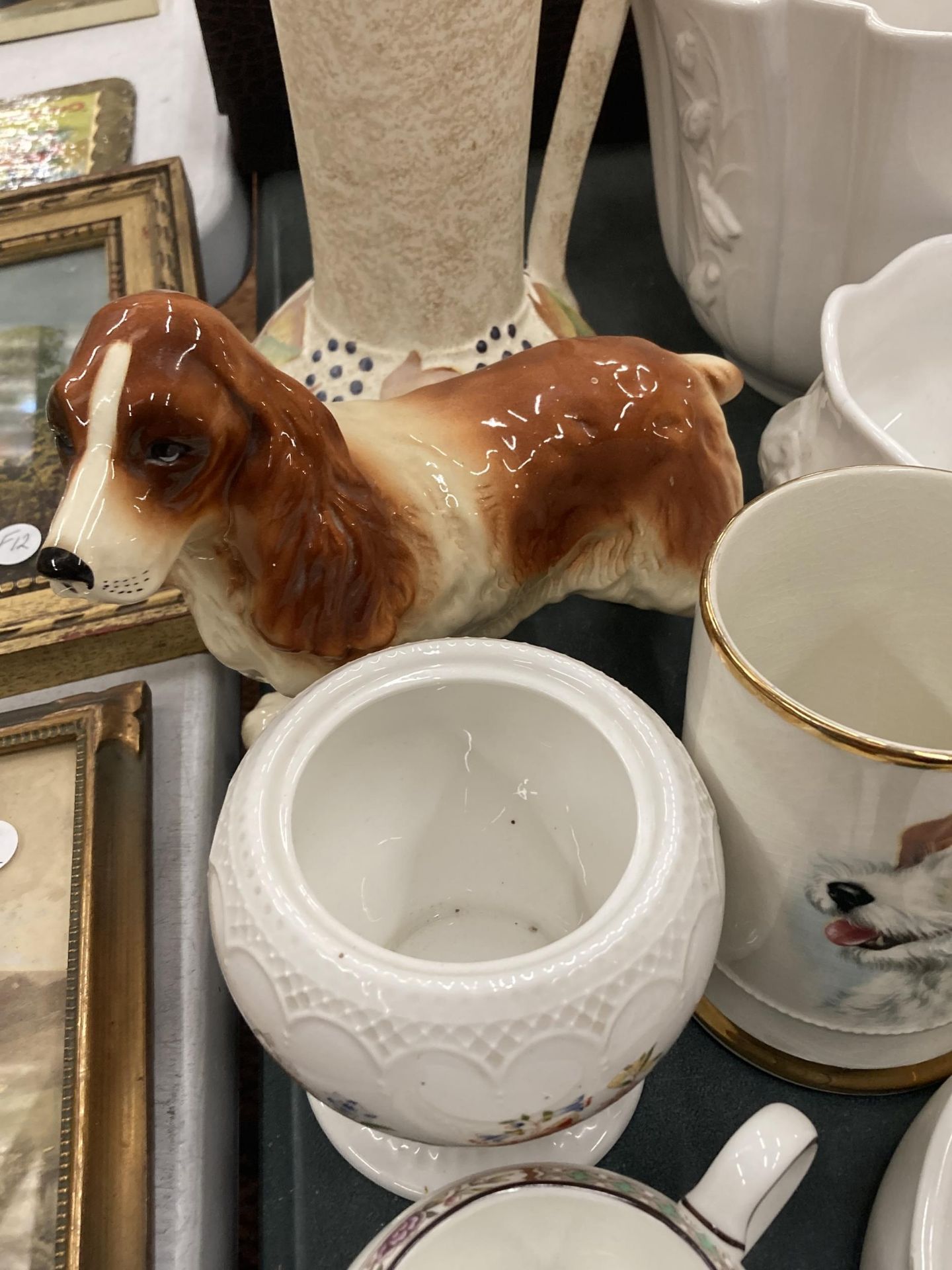 A LARGE QUANTITY OF CERAMIC ITEMS TO INCLUDE A SPANIEL DOG, JUGS, PLANTERS, BOWLS, A TANKARD, ETC - Image 6 of 9