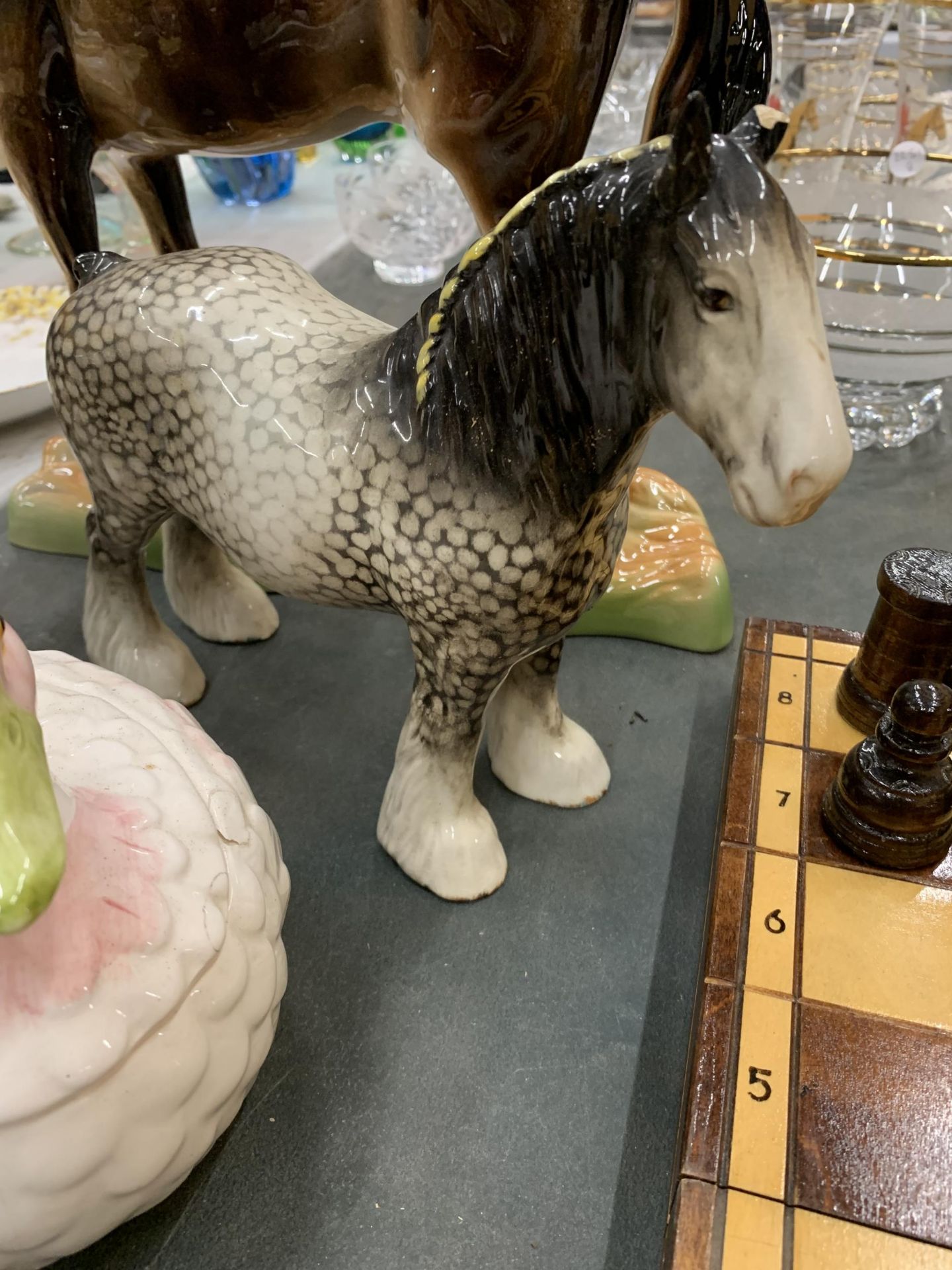A QUANTITY OF CERAMIC ITEMS TO INCLUDE HORSES, FIGURES, ETC - SOME A/F - Image 3 of 6