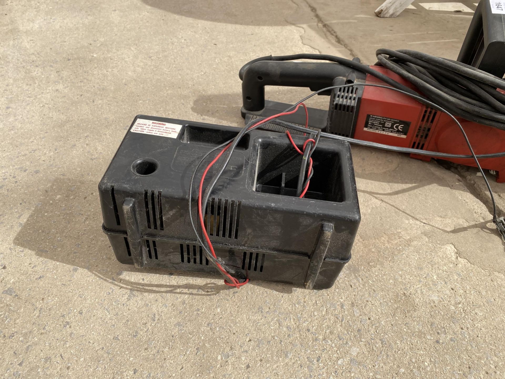 AN ELECTRIC CHAINSAW AND A BATTERY CHARGER - Image 2 of 4