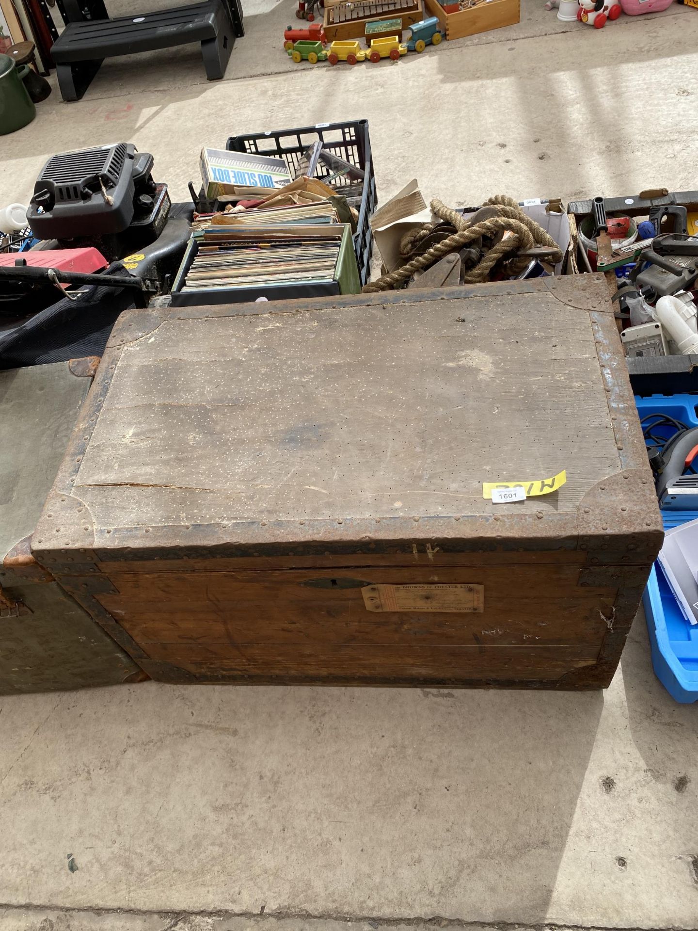 TWO VINTAGE STORAGE TRUNKS TO INCLUDE ONE WOODEN AND ONE LEATHER EFFECT - Image 2 of 3