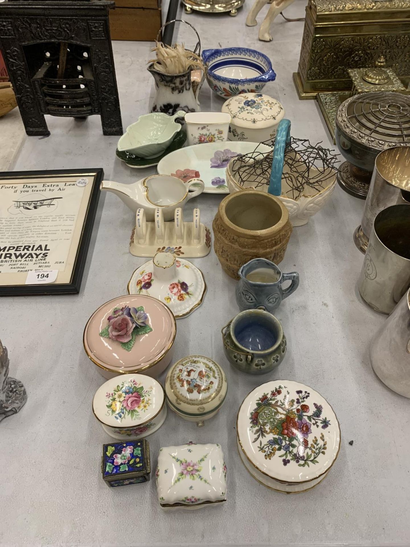 A MIXED LOT OF CERAMIC ITEMS TO INCLUDE TRINKET DISHES, A CARLTO WARE LEAF SHAPED JUG AND SAUCER,