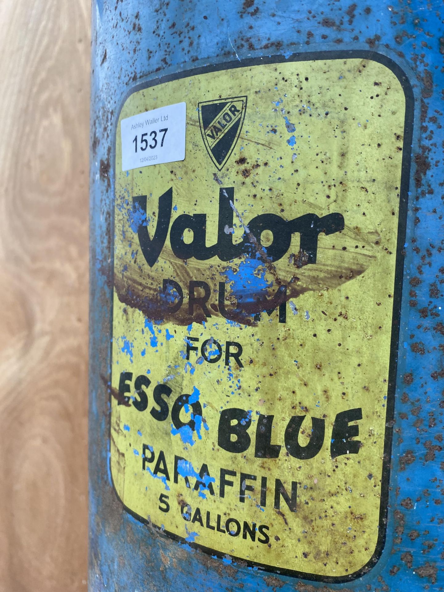 A VINTAGE VALOR ESSO BLUE PARAFIN 5 GALLON DRUM WITH TAP - Image 2 of 4