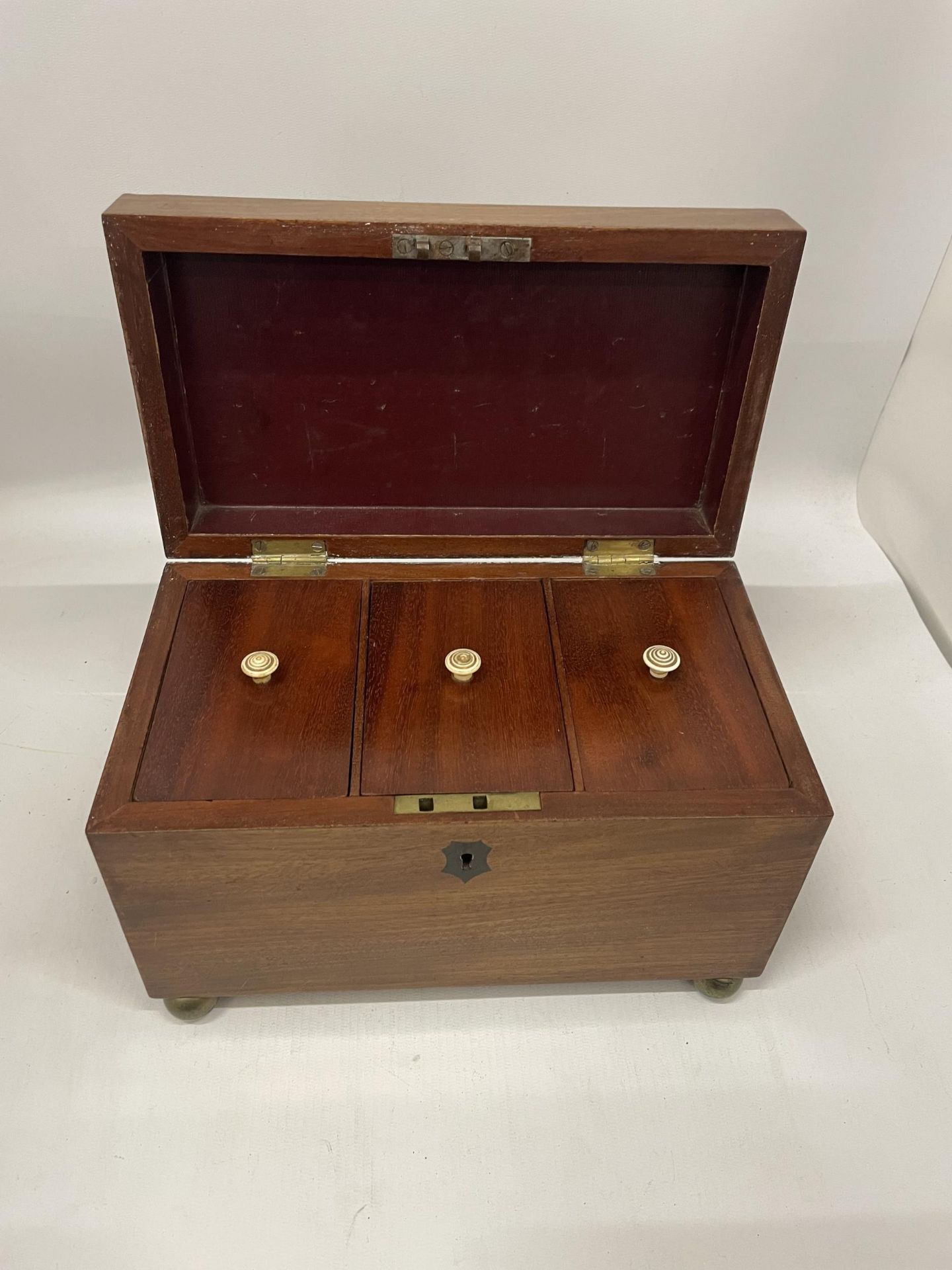 A VICTORIAN MAHOGANY TEA CADDY WITH THREE INNER COMPARTMENTS, ON BUN FEET - Bild 2 aus 4