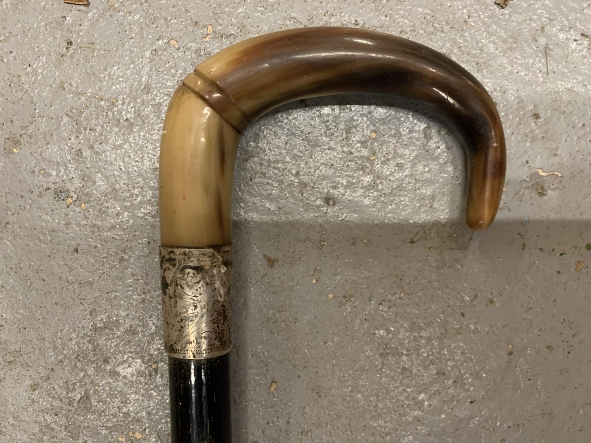 A VINTAGE WALKING STICK WITH A HORN HANDLE AND A SILVER COLLAR - Image 2 of 3