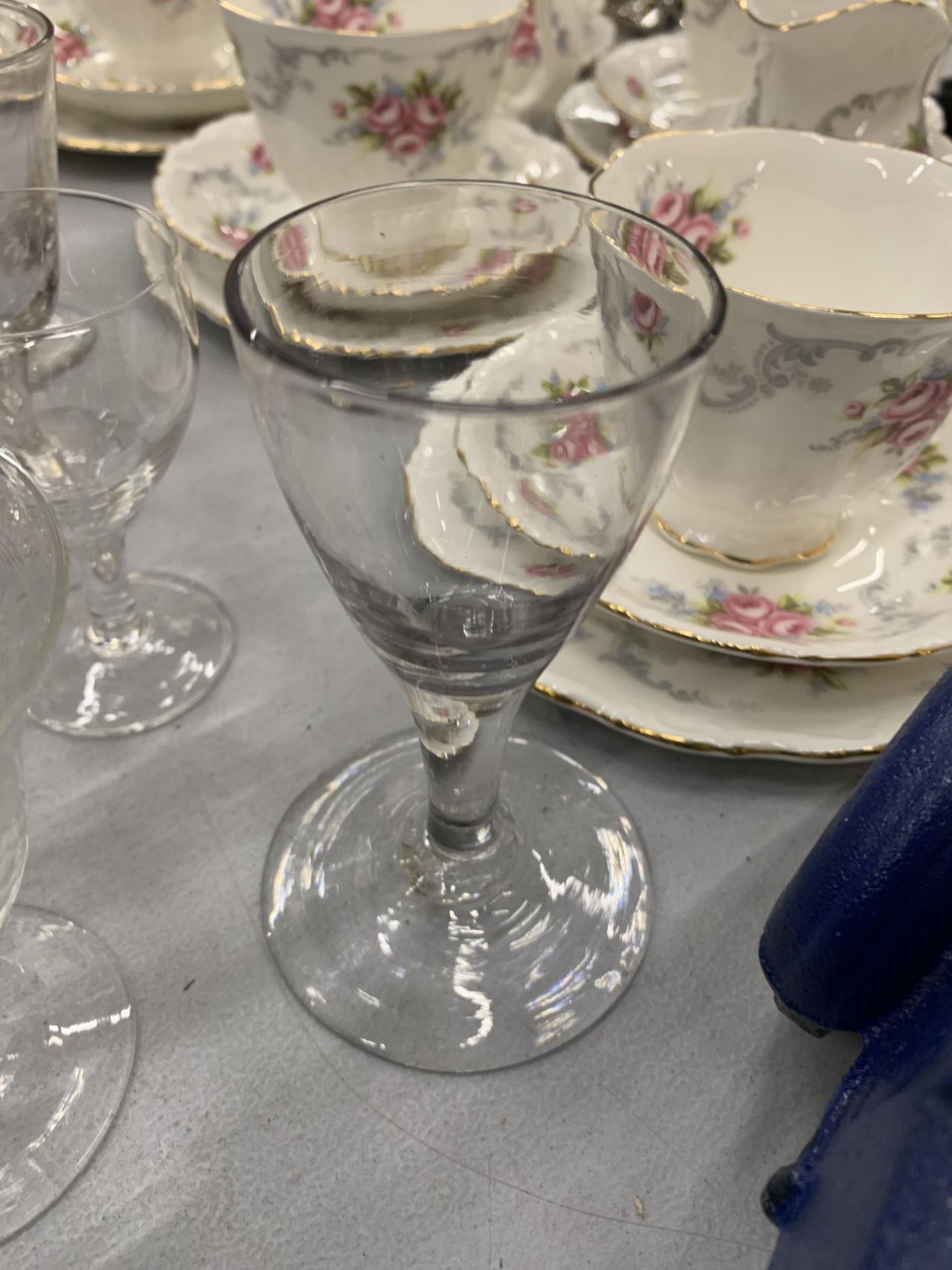 A QUANTITY OF VINTAGE GLASSES TO INCLUDE A RUMMER GLASS - Image 4 of 4
