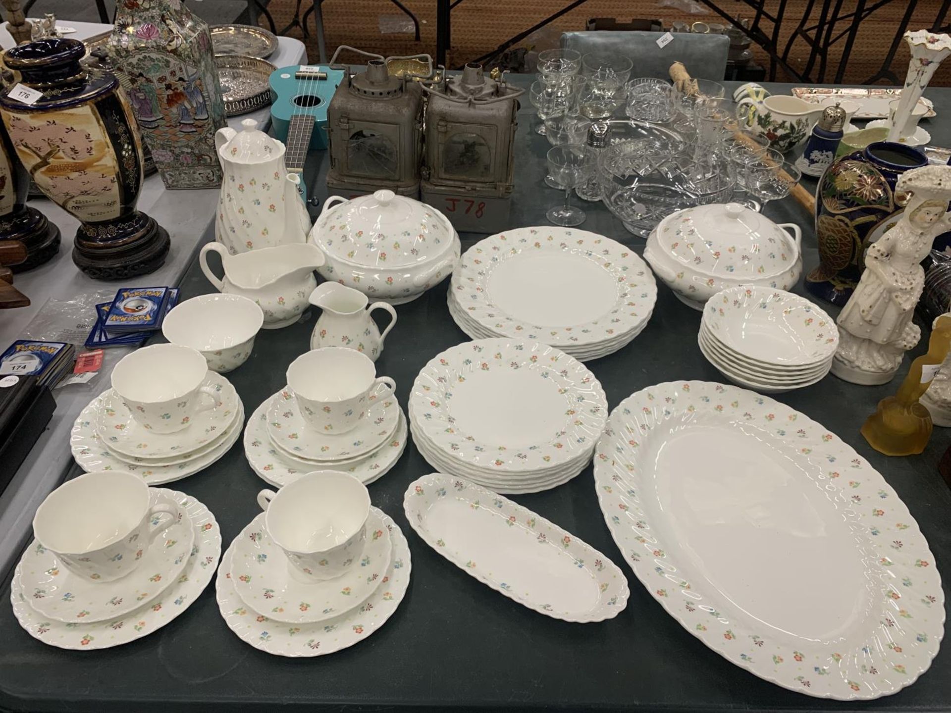 A LARGE QUANTITY OF WEDGWOOD 'CASCADE' DINNER WARE TO INCLUDE, 6 DINNER PLATES, 7 SALAD PLATES, 6