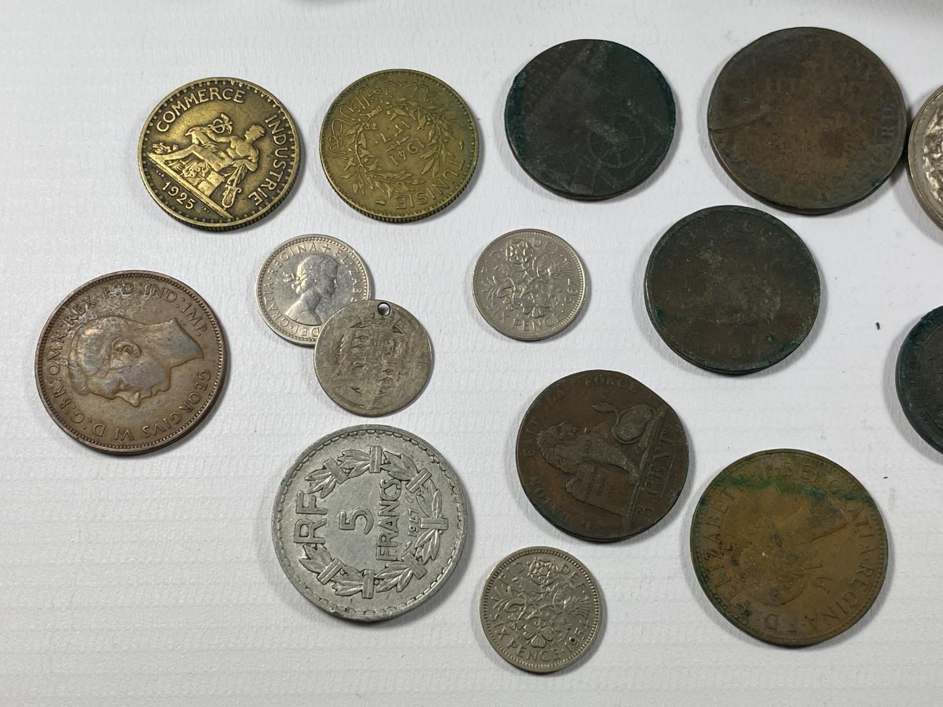 A MIXED LOT OF COINS AND FURTHER ITEMS TO INCLUDE A PRINCE OF WALES & PRINCESS ALEXANDRA MEDAL, HALF - Image 3 of 5