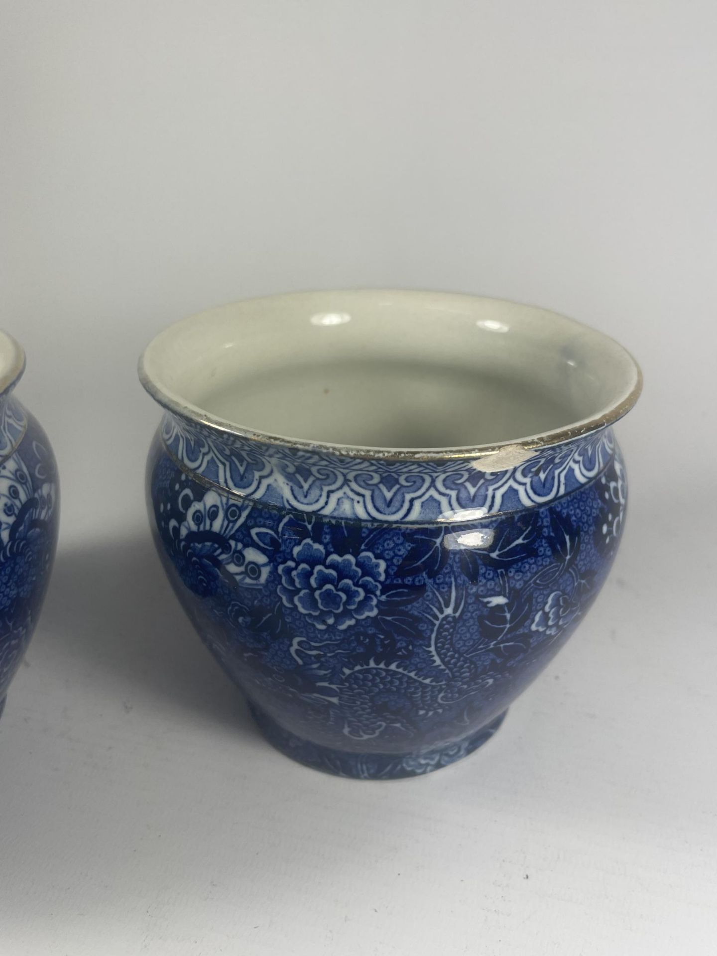 A PAIR OF SHELLEY POTTERY BLUE AND WHITE FLORAL POTS - Image 4 of 5