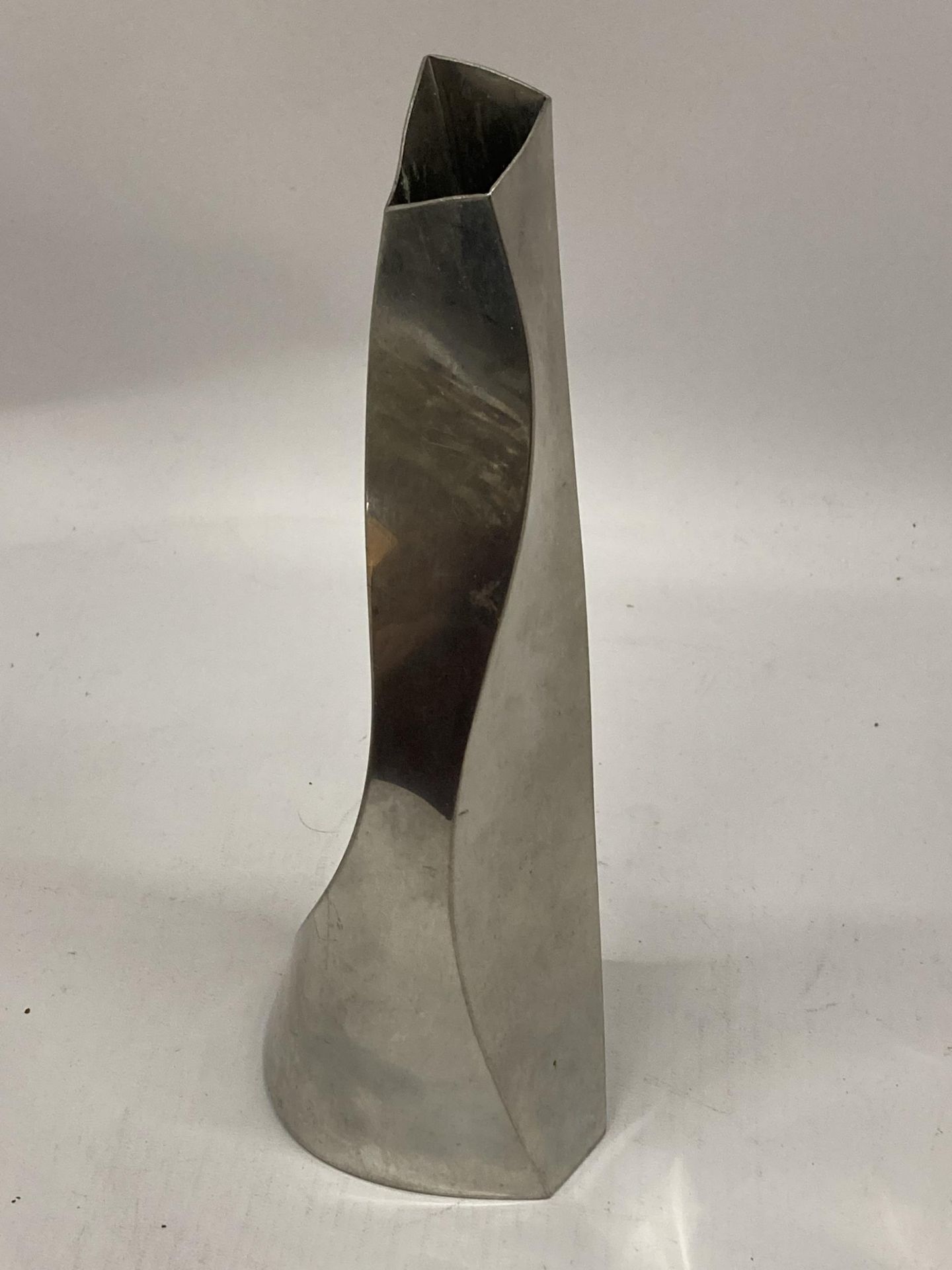 A CATHERINE TUTT, SHEFFIELD ABSTRACT DESIGN PEWTER TWIST VASE, HEIGHT 25CM, SIGNED TO BASE