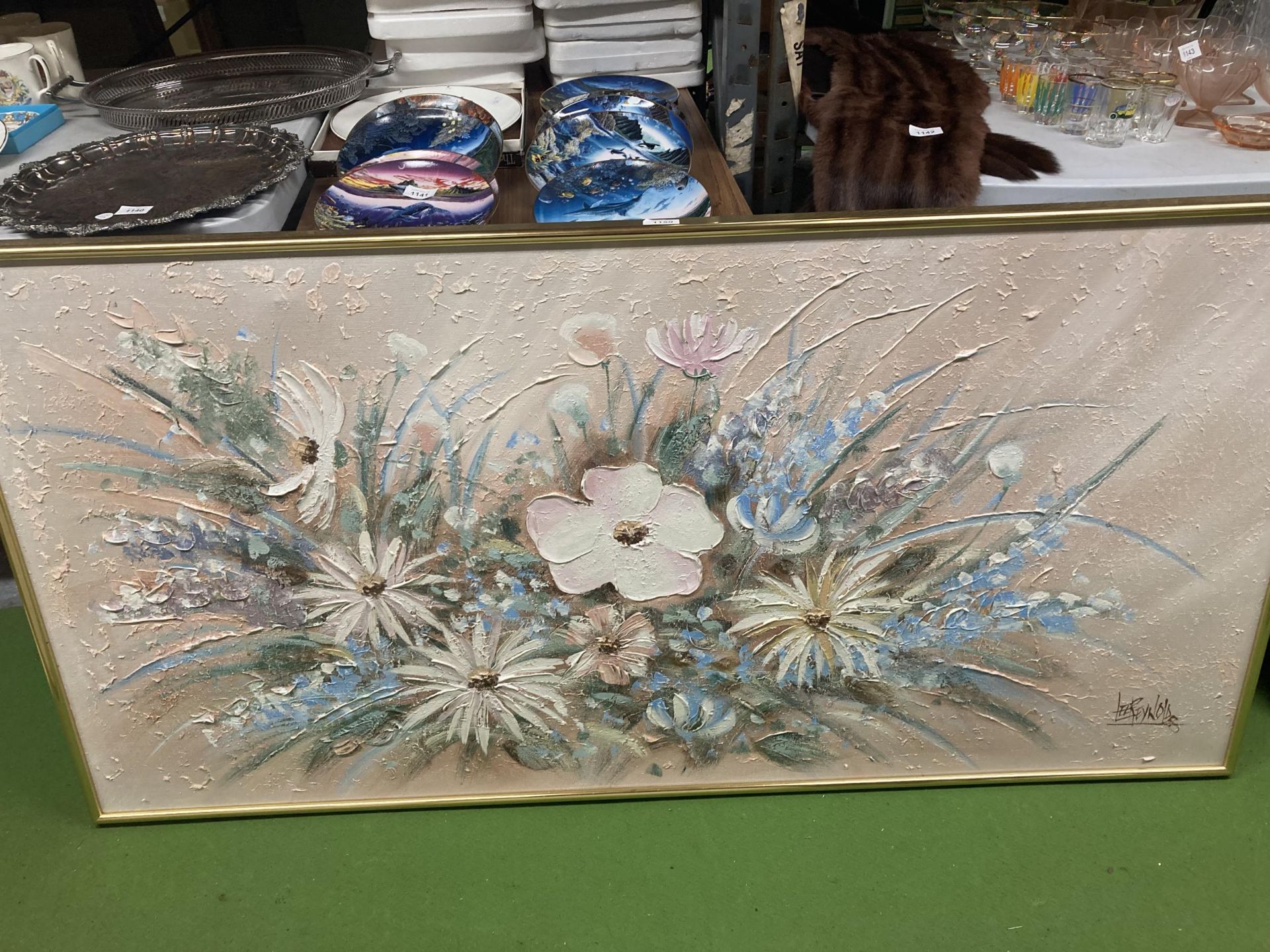 A LARGE FLORAL OIL ON CANVAS PAINTING SIGNED LEE REYNOLDS 153CM X 77CM