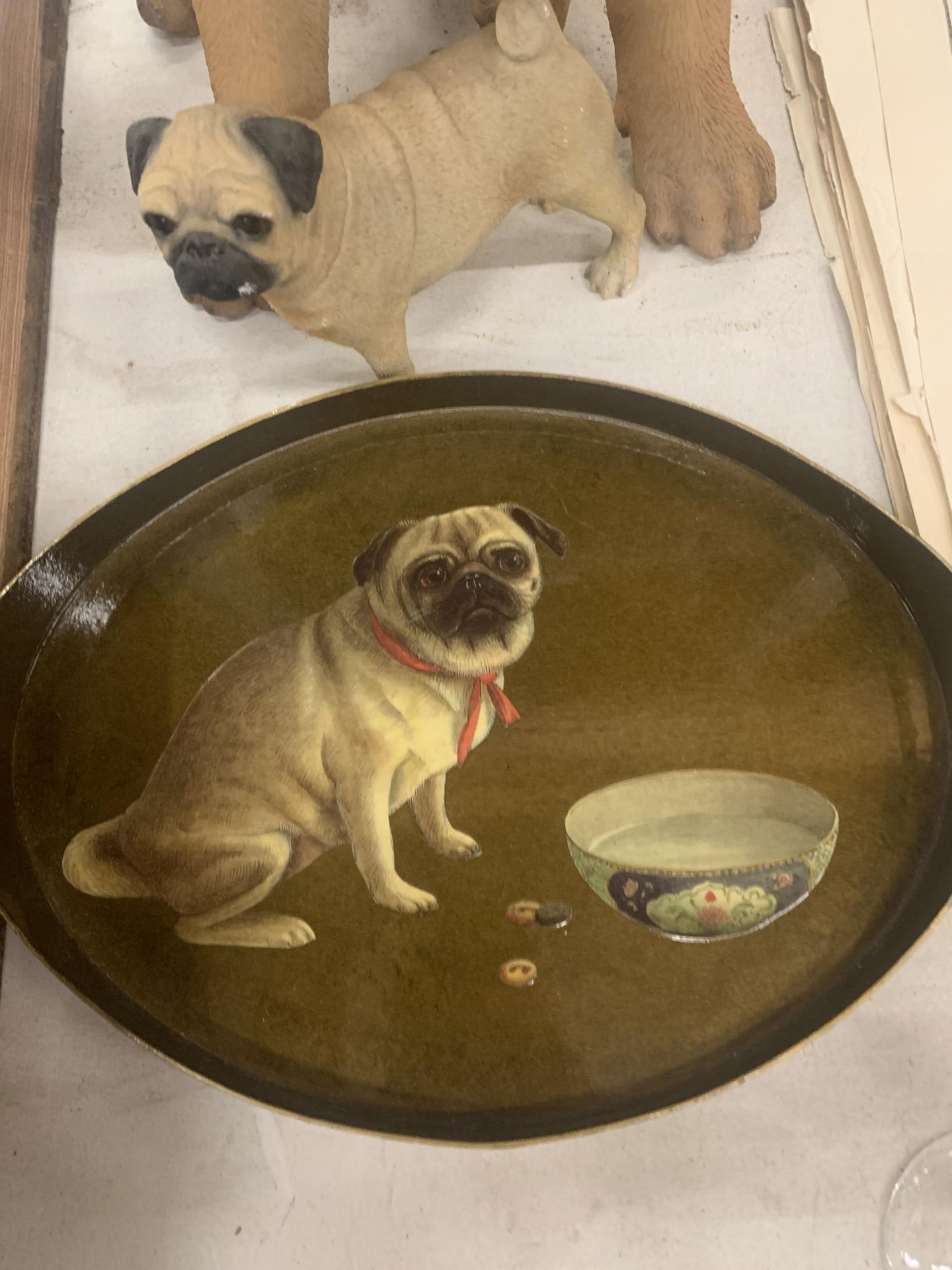 A LARGE AND SMALLER PUG DOG FIGURE PLUS A PUG DOG TRAY - Image 2 of 3
