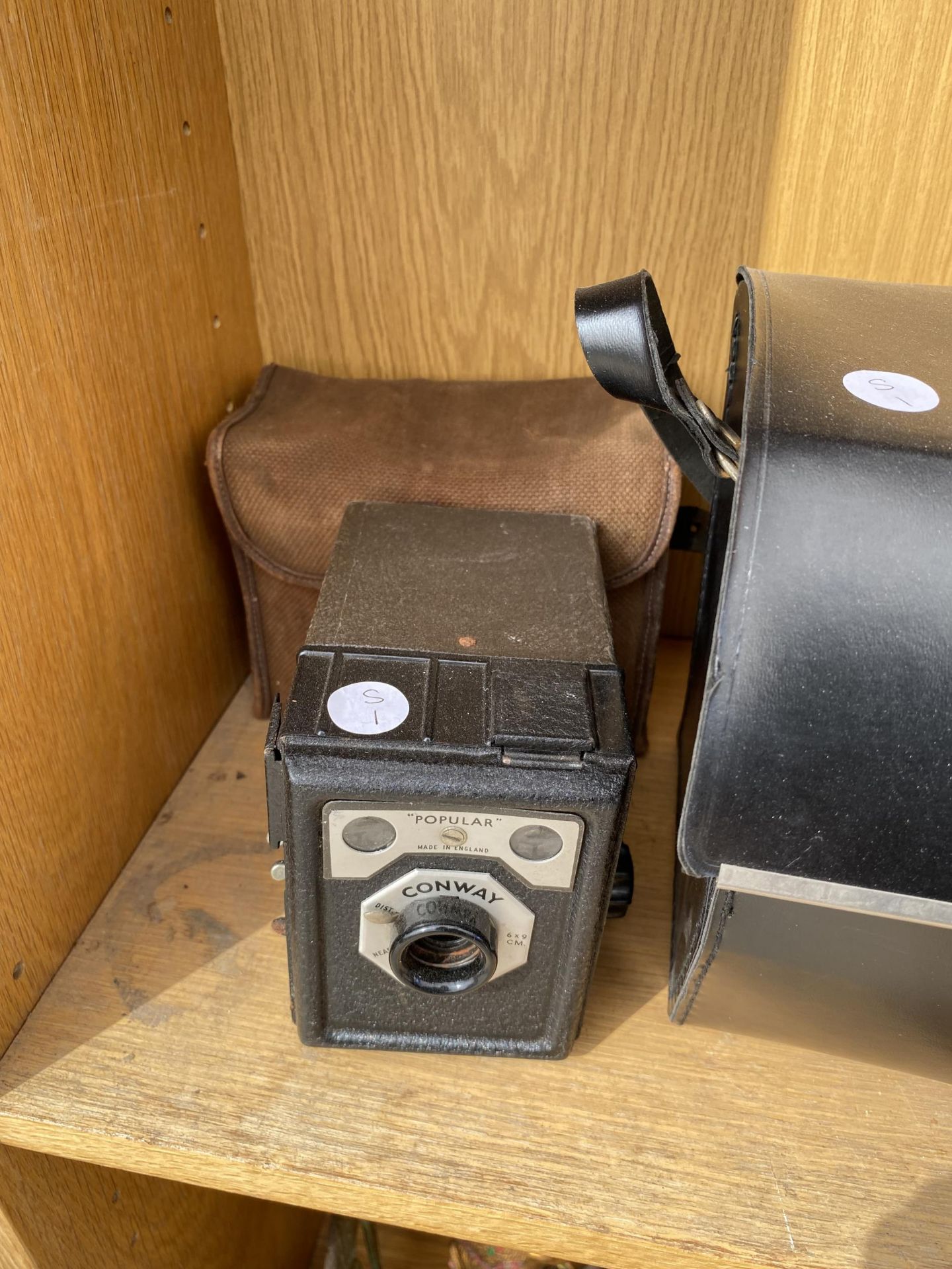 THREE VINTAGE CAMERAS TO INCLUDE A CONWAY AND A BROWNIE ETC - Image 3 of 4