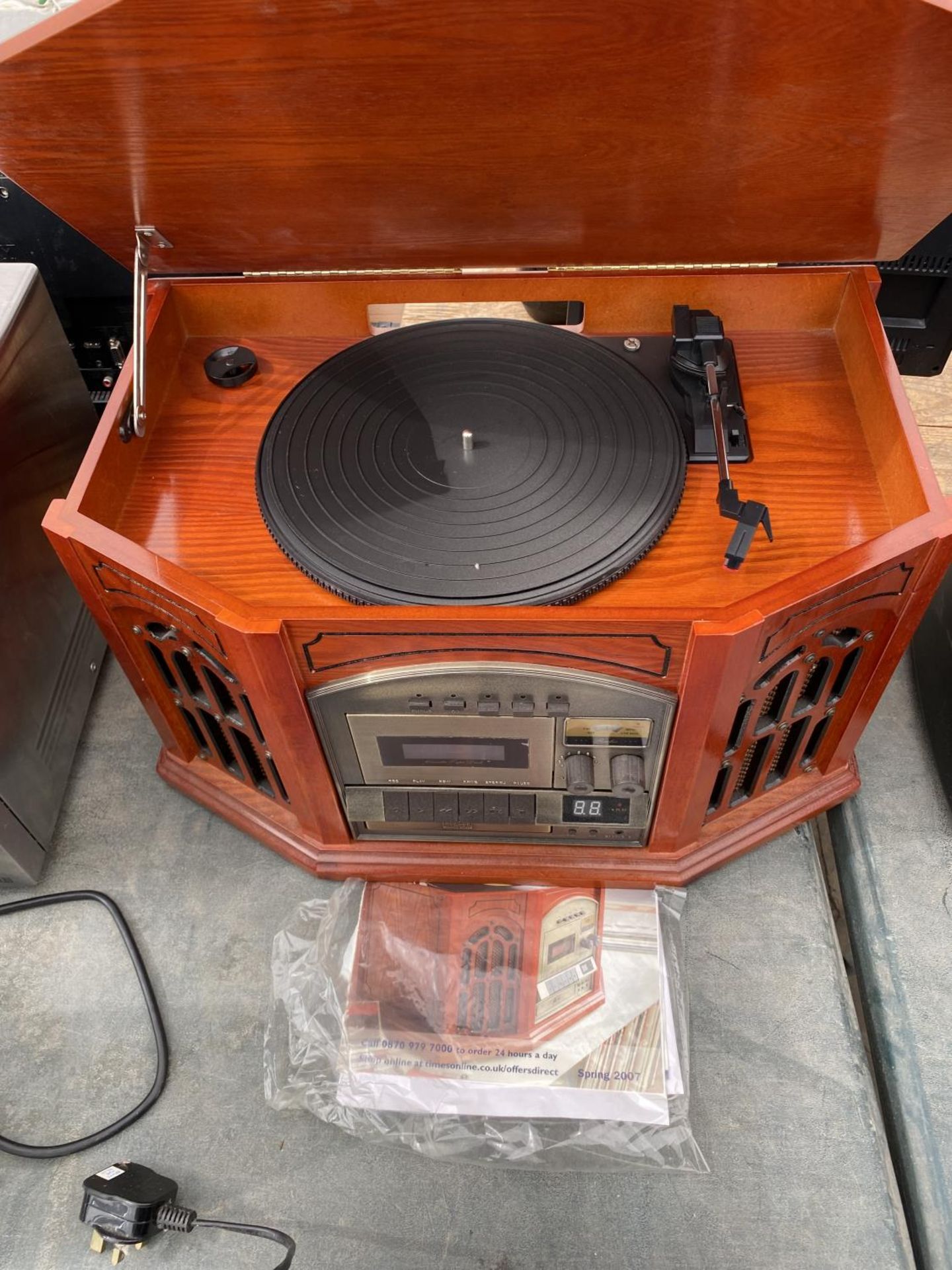 A RETRO STYLE PORTABLE RECORD PLAYER - Image 3 of 3