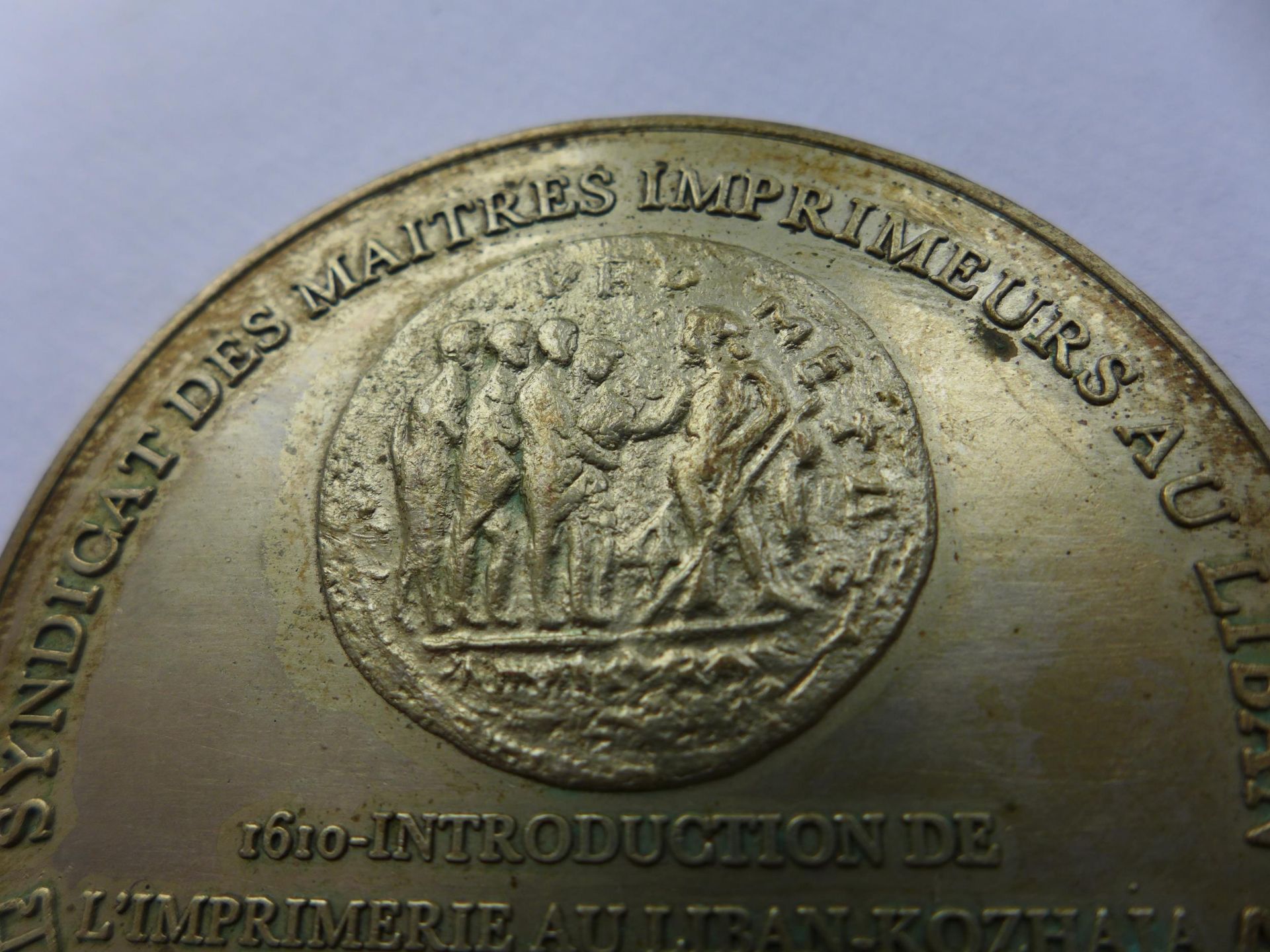 A WHITE METAL LEBANESE INTRODUCTION OF THE PRINTING PRESS ANNIVERSARY MEDAL DATED 1963, 60MM, WEIGHT - Image 4 of 4