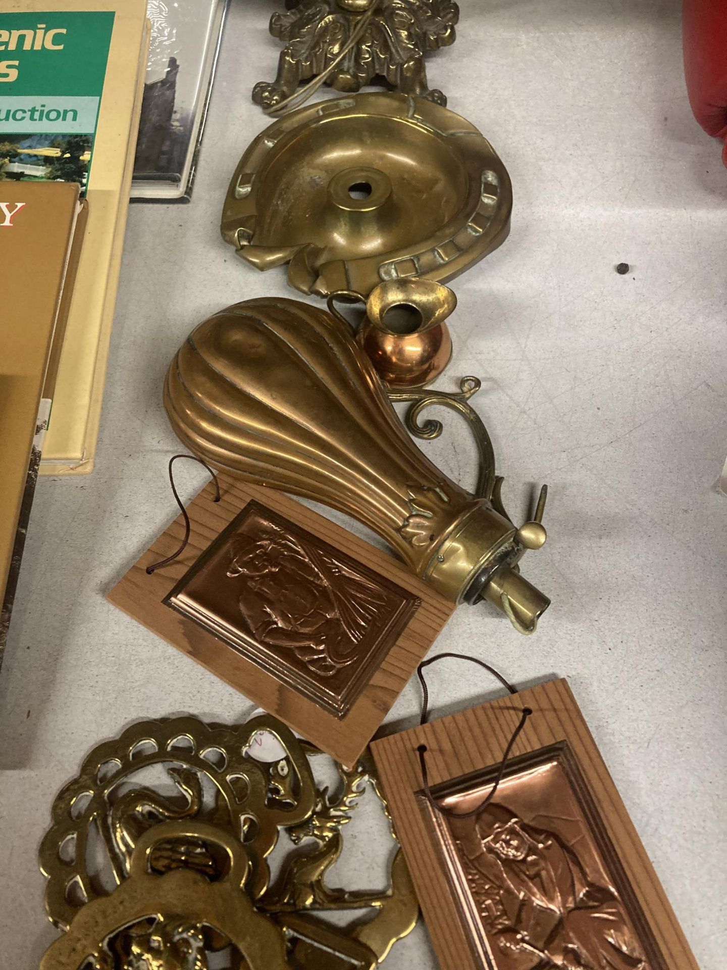 A QUANTITY OF BRASS AND COPPER TO INCLUDE HORSE BRASSES, LAMP BASE, SMALL JUG, WALL PLAQUE'S ETC., - Image 3 of 4