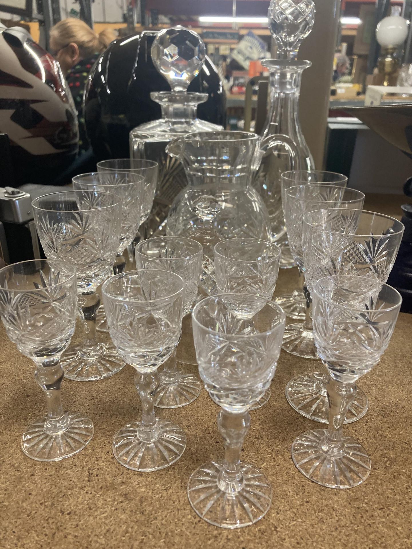A QUANTITY OF GLASSWARE TO INCLUDE DECANTERS, A JUG, SHERRY AND LICQUOR GLASSES, ETC