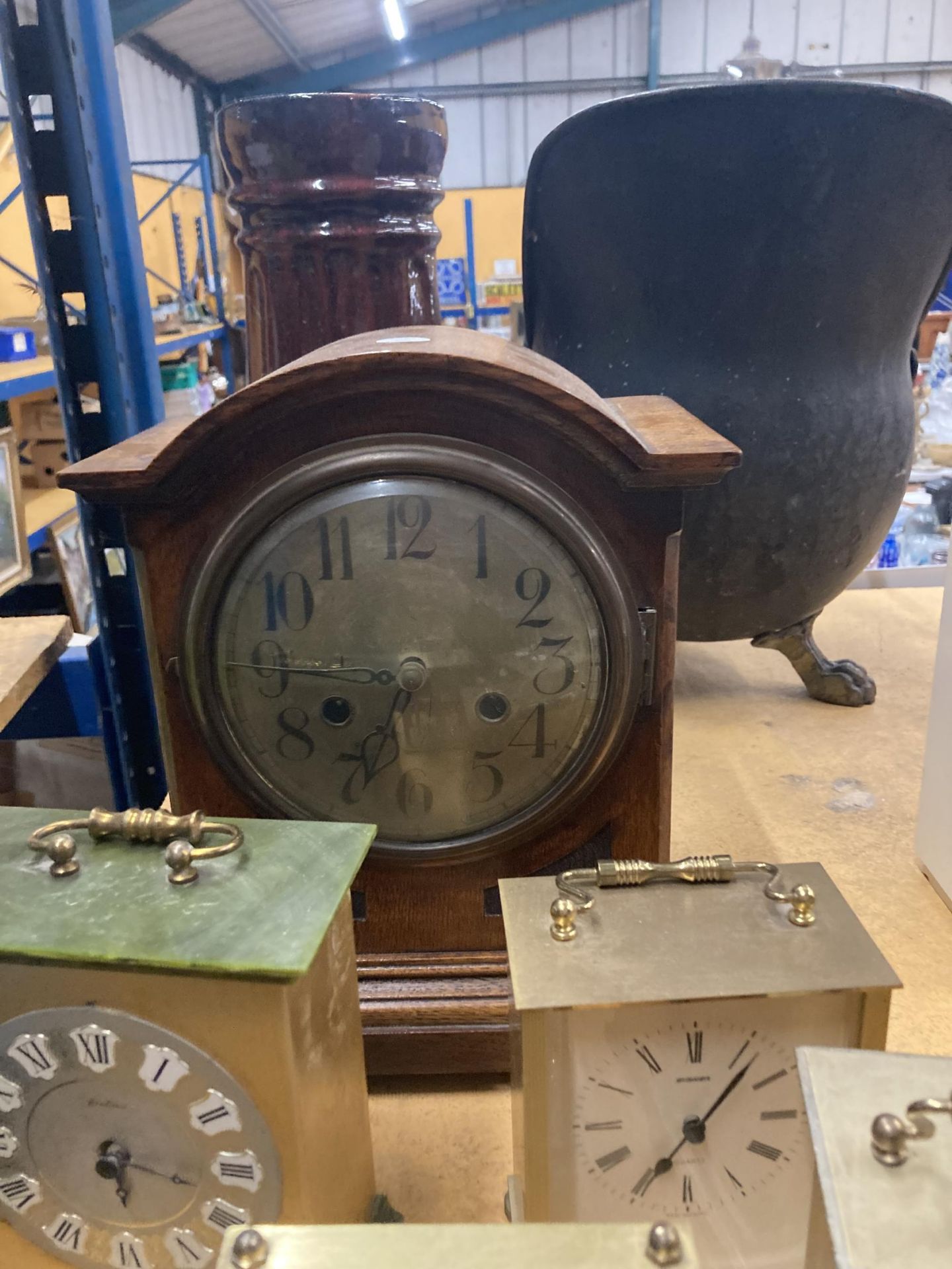 A QUANTITY OF CLOCKS TO INCLUDE A CASED MAHOGANY MANTLE CLOCK AND VARIOUS CARRIAGE CLOCKS TO - Image 2 of 6