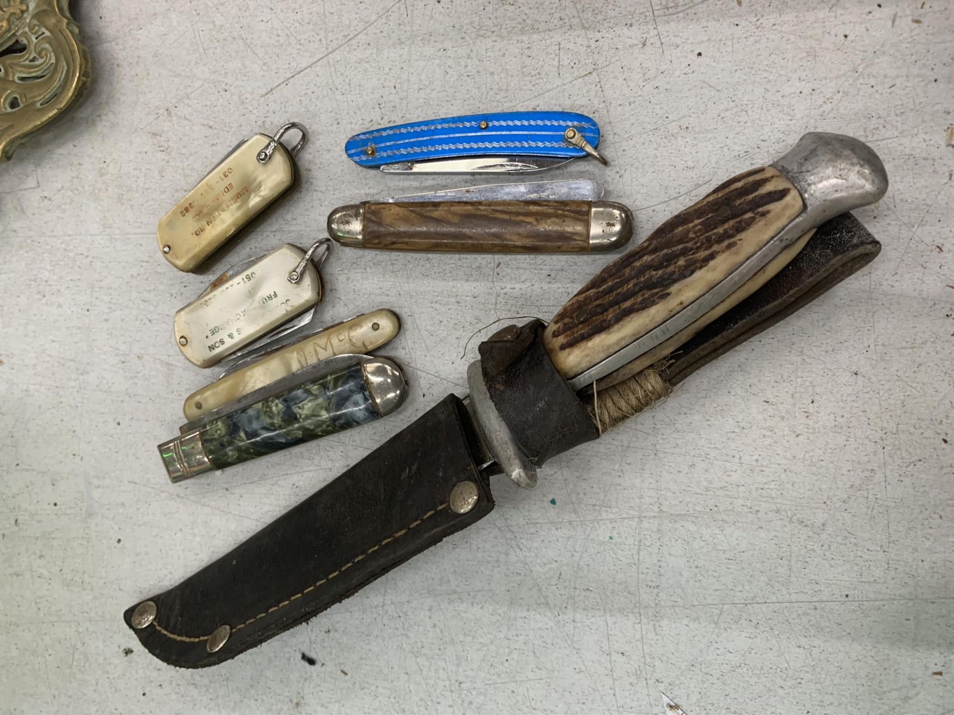 A QUANTITY OF VINTAGE PEN KNIVES PLUS A HUNTING KNIFE IN A LEATHER SHEATH