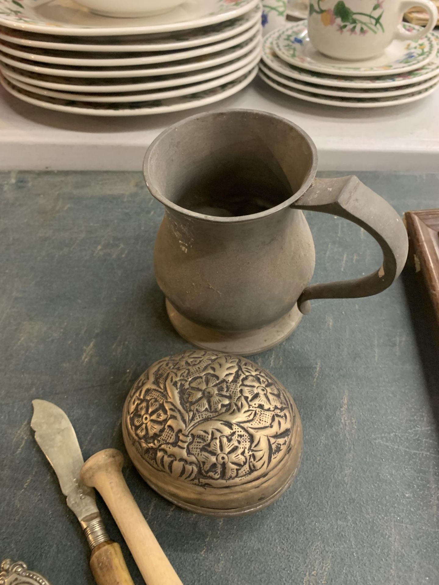 A QUANTITY OF VINTAGE FLATWARE TO INCLUDE SERVING SPOONS, KNIVES, SERVING FORKS, A PEWTER TANKARD, - Image 5 of 5