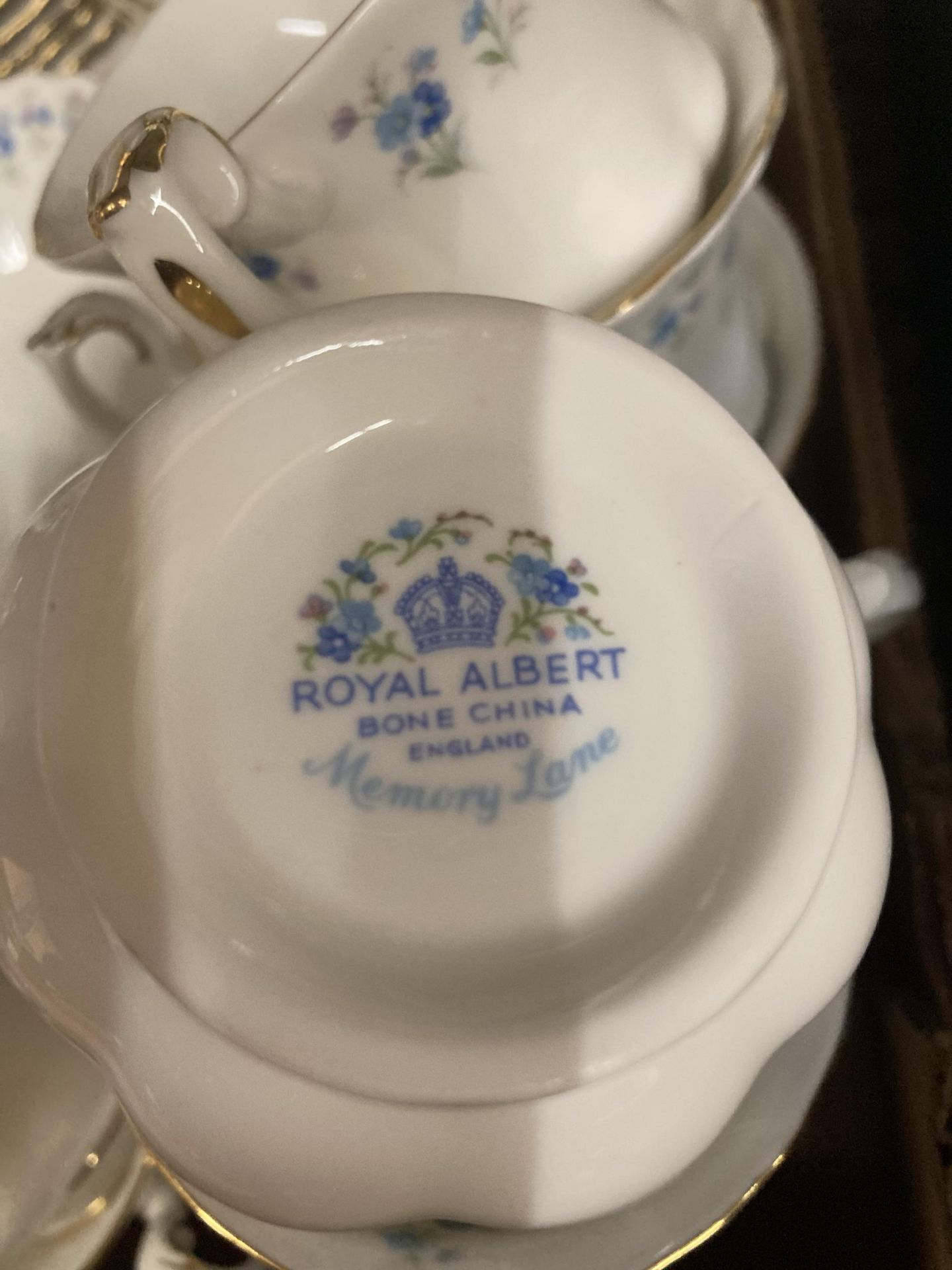 A LARGE QUANTITY OF ROYAL ALBERT 'MEMORY LANE' TEA AND DINNER WARE TO INCLUDE A COFFEE POT, CUPS, - Image 6 of 7