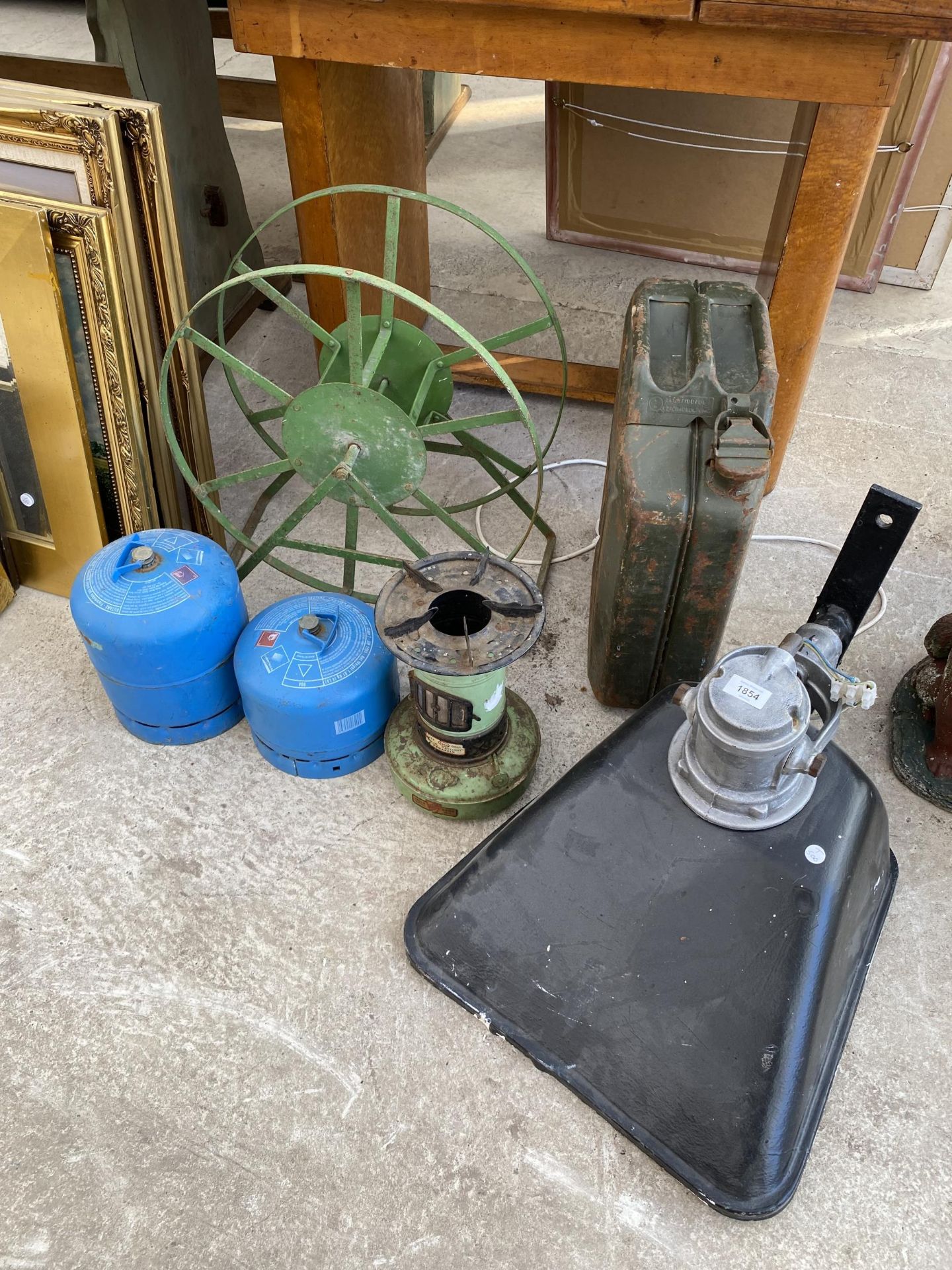 AN ASSORTMENT OF ITEMS TO INCLUDE CAMPING GAS BOTTLES, A JERRY CAN AND AN INDUSTRIAL STYLE LIGHT