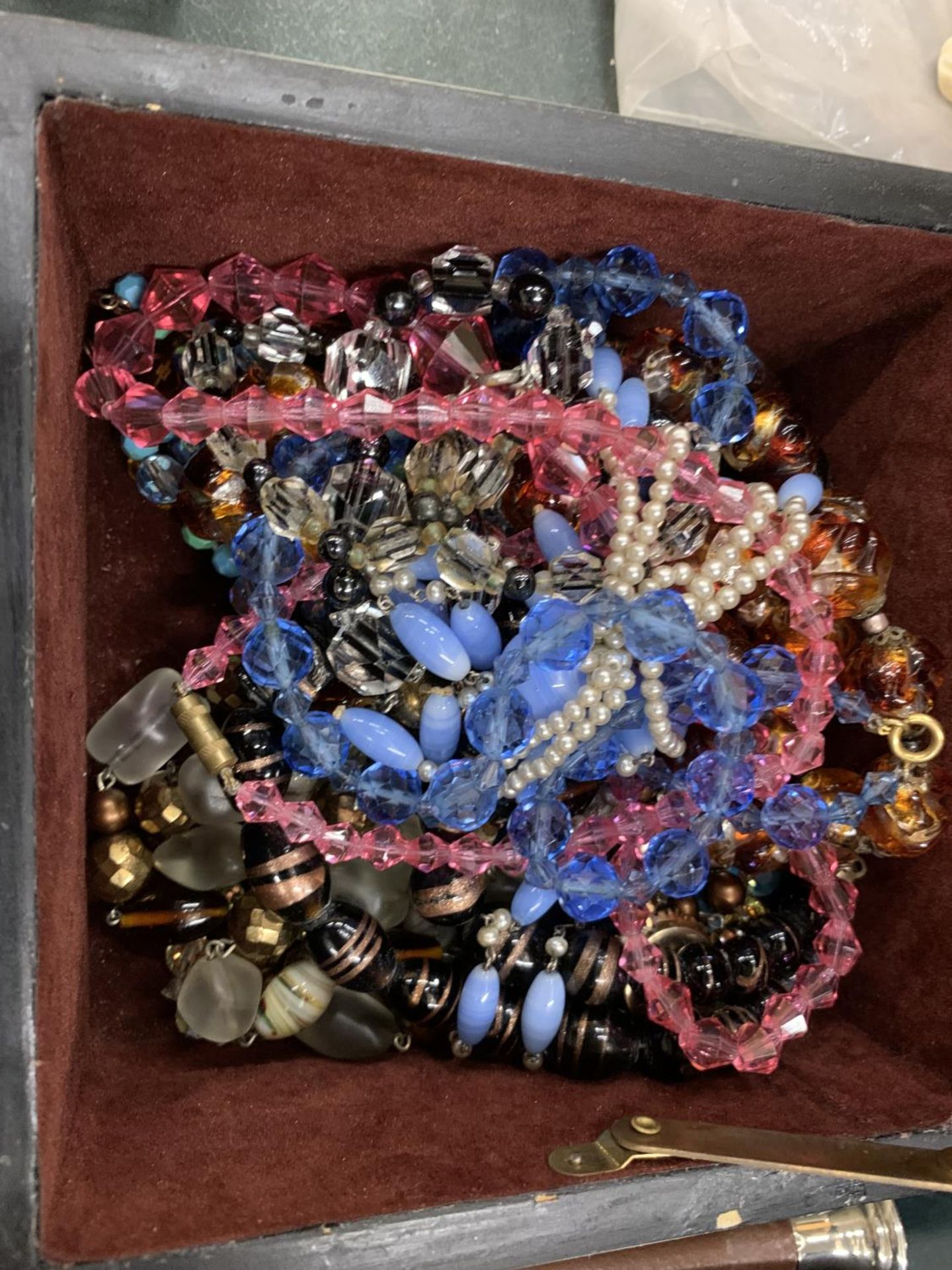 A QUANTITY OF GLASS NECKLACES IN A VINTAGE DECORATIVE BOX - Image 2 of 5