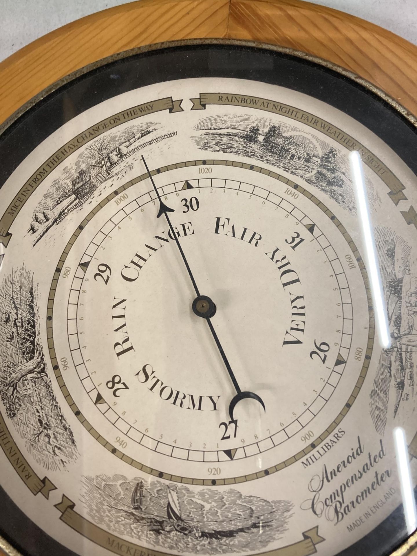A VINTAGE PINE FRAMED ROUND ANEROID BAROMETER DIAMETER APPROX 30CM - Image 2 of 5