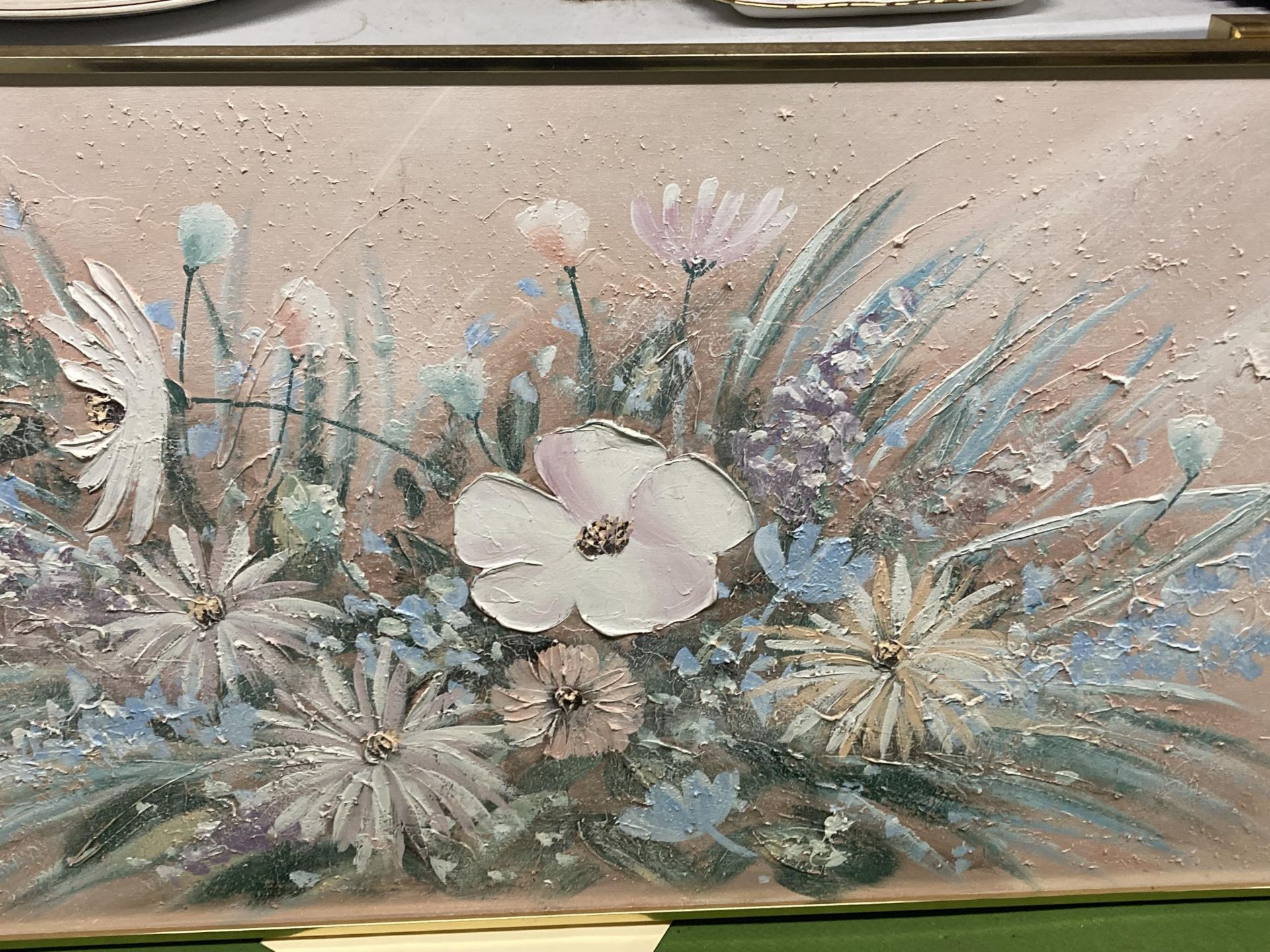 A LARGE FLORAL OIL ON CANVAS PAINTING SIGNED LEE REYNOLDS 153CM X 77CM - Image 3 of 3