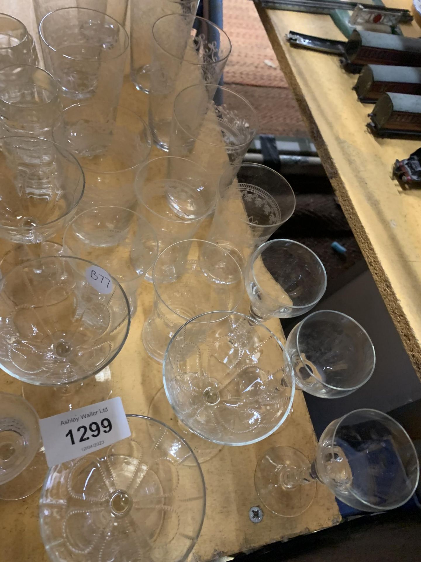A QUANTITY OF GLASSWARE TO INCLUDE TWO LIQOUR GLASSES, FOUR SMALL AND SEVEN TALL TUMBLERS - Bild 4 aus 4