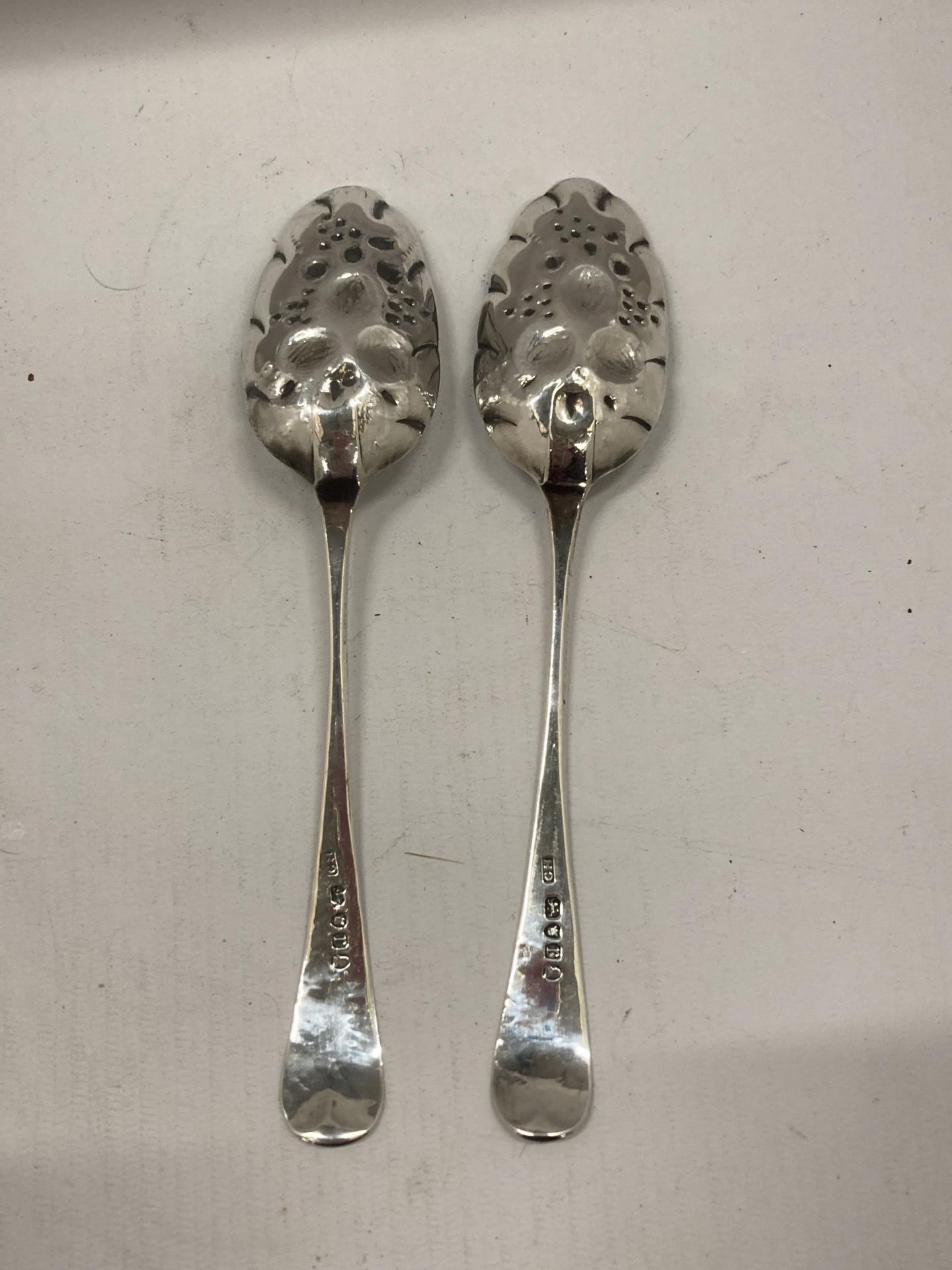 A PAIR OF GEORGIAN HALLMARKED SILVER BERRY SPOONS, DATES FOR 1792, POSSIBLY CHARLES HOUGHAM, TOTAL - Image 2 of 3