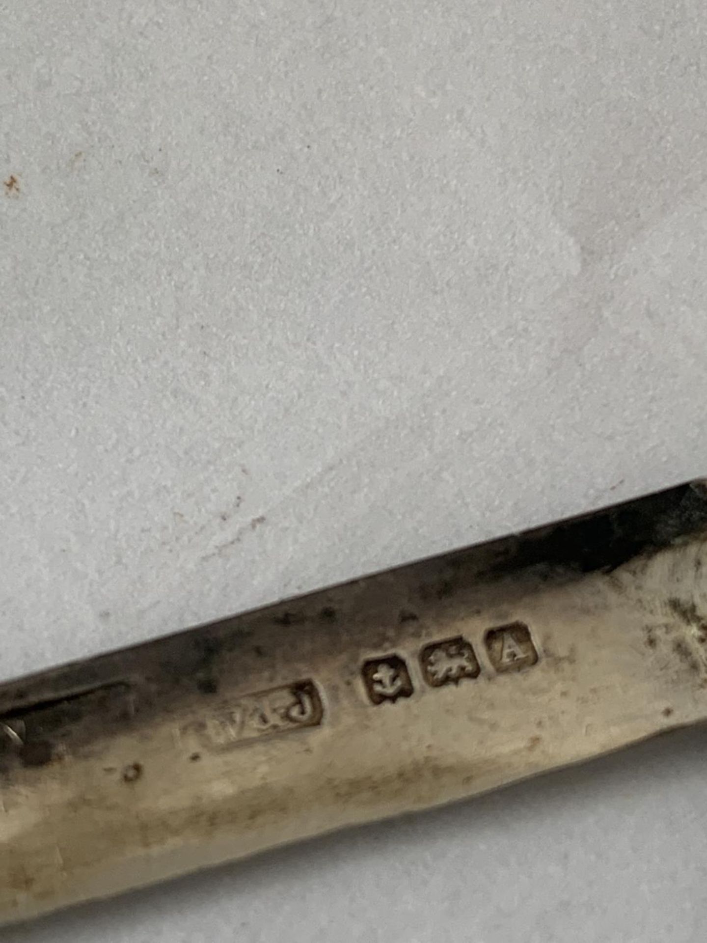 A HALLMARKED SILVER AND MOTHER OF PEARL FRUIT KNIFE - Image 2 of 3