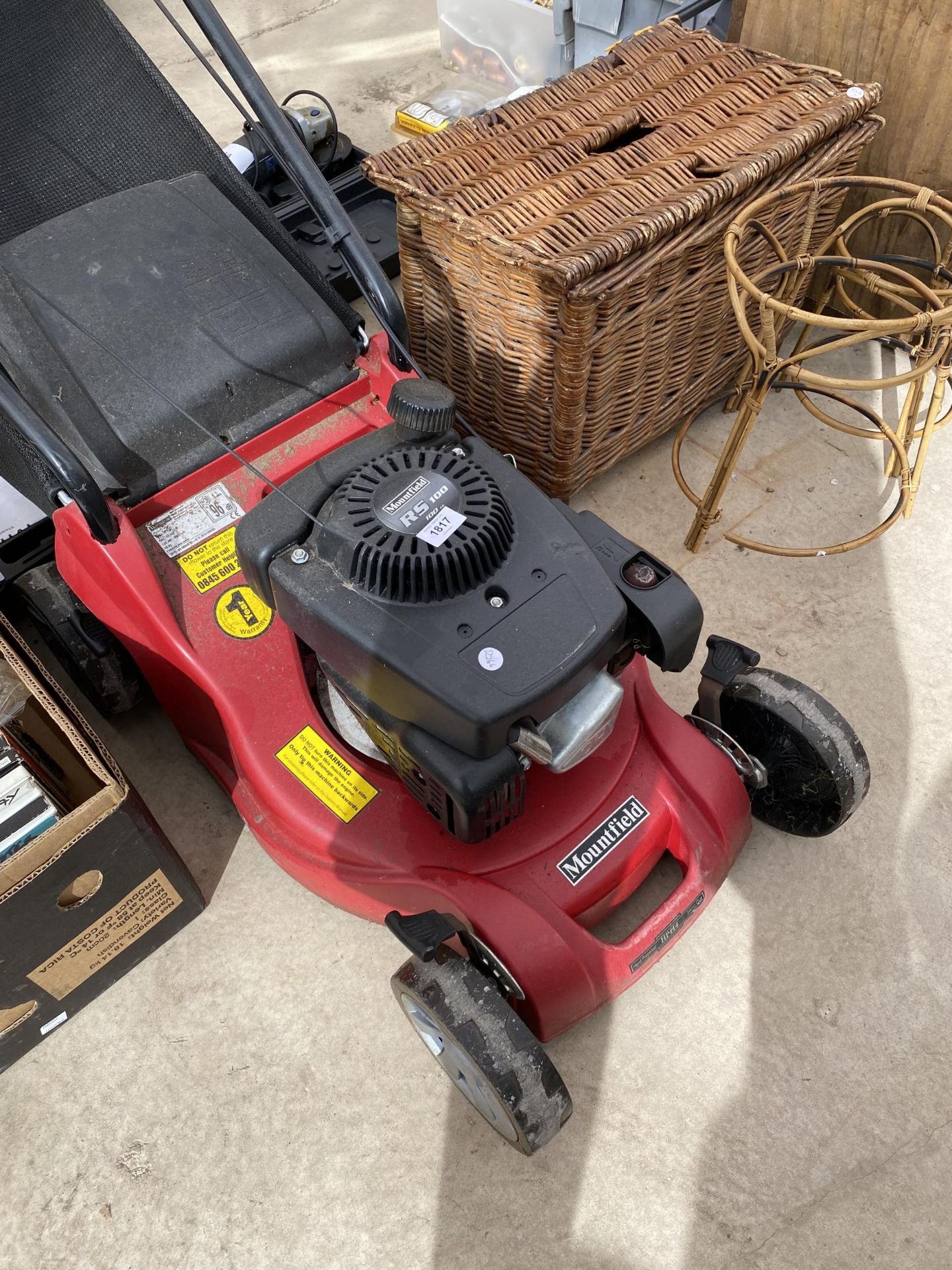 A MOUNTFIELD HP414 PETROL LAWN MOWER COMPLETE WITH GRASS BOX - Image 2 of 3