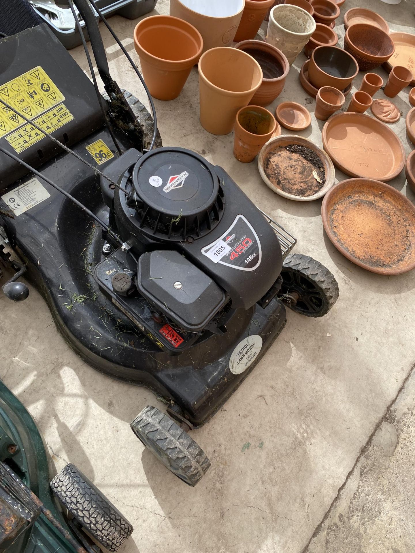 A PETROL LAWN MOWER WITH GRASS BOX AND BRIGGS AND STRATTON ENGINE - Image 3 of 3