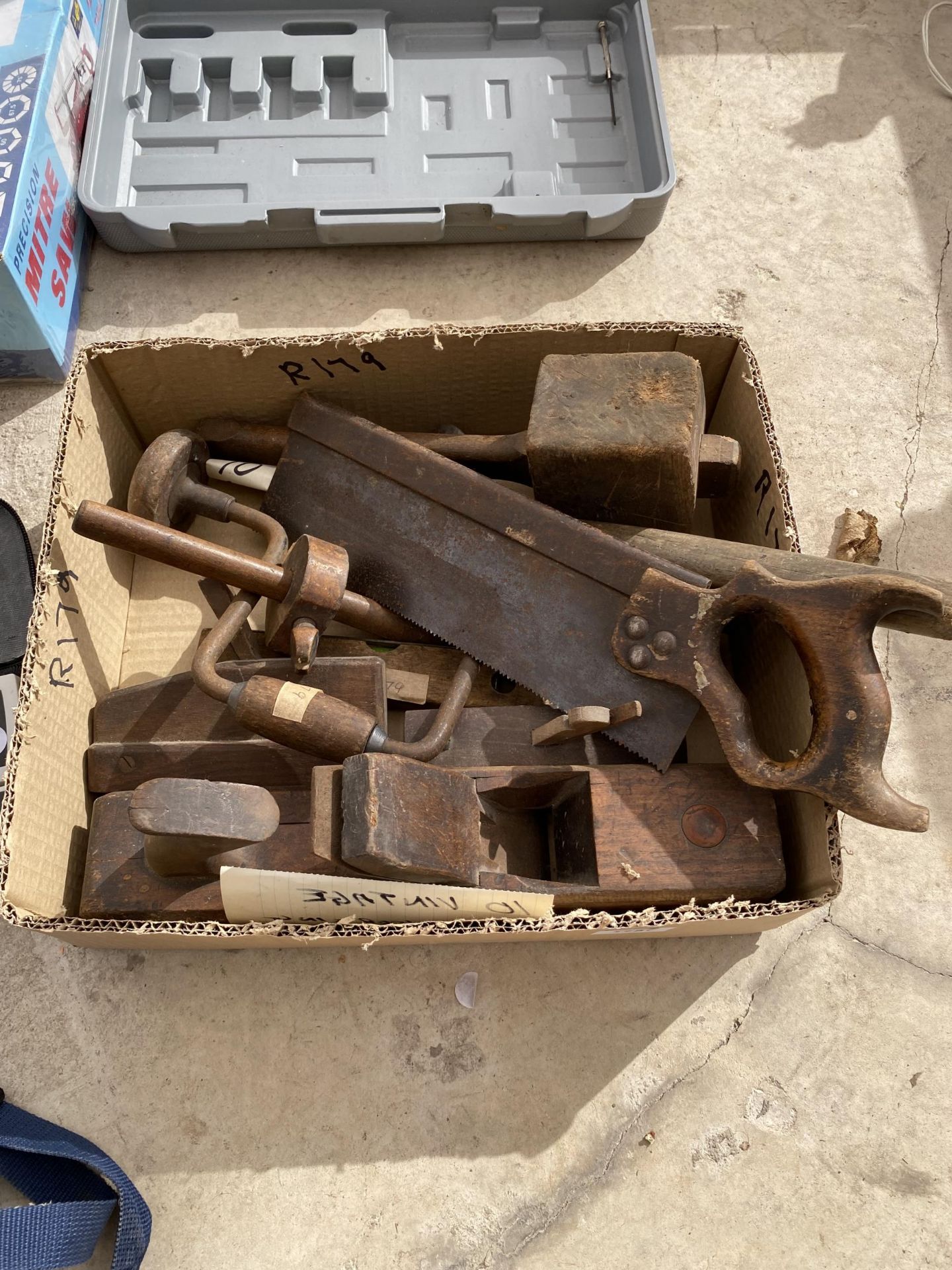 AN ASSORTMENT OF VINTAGE TOOLS TO INCLUDE WOOD PLANES, BRACE DRILL AND SAWS ETC