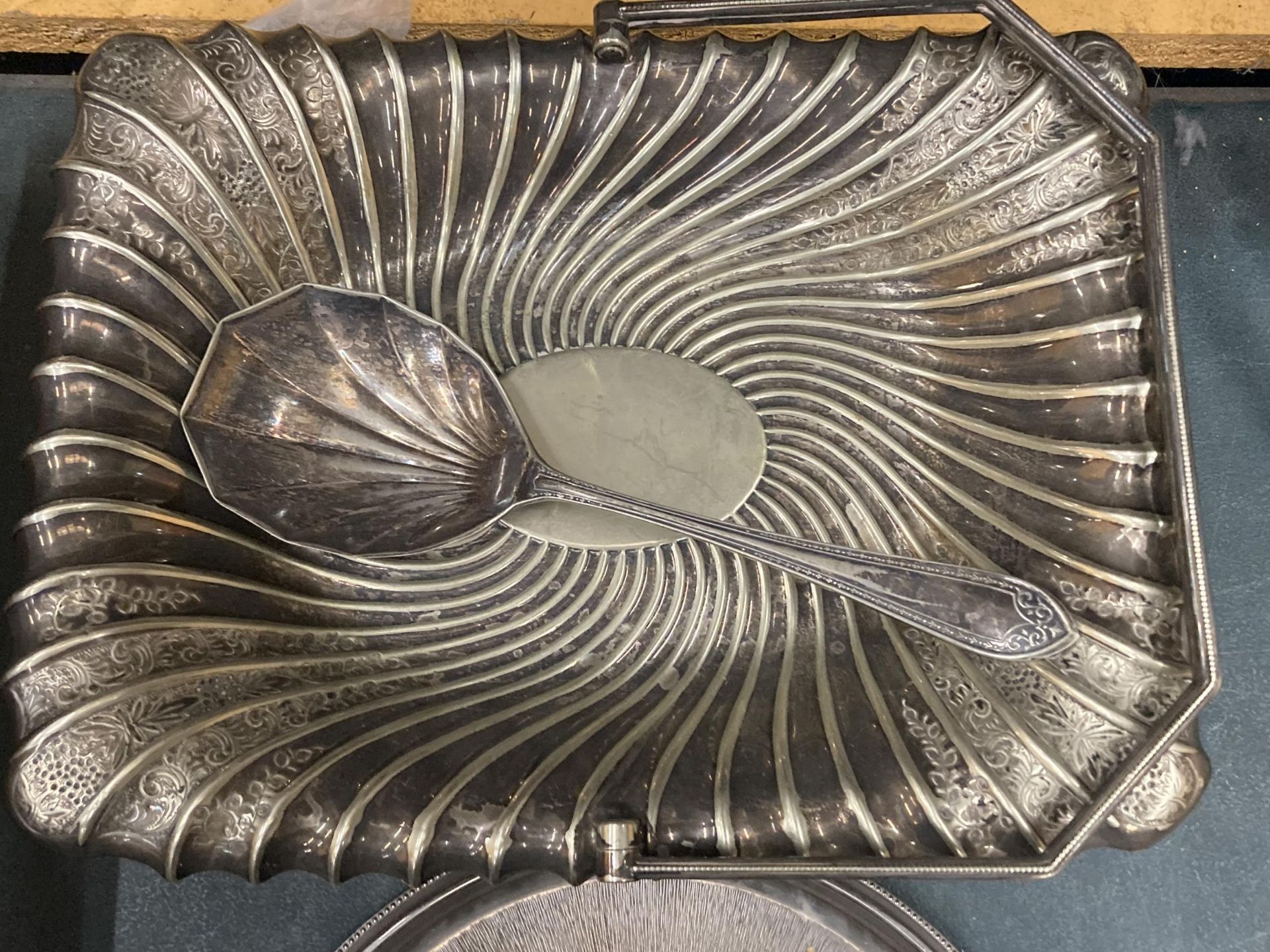 A SILVER PLATED BASKET DISH WITH HANDLE, SMALL TRAY, ETC - Bild 3 aus 4